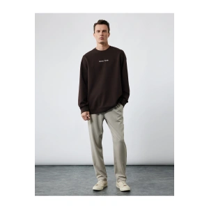 İşleme Detaylı Uzun Kollu Bisiklet Yaka Sweatshirt