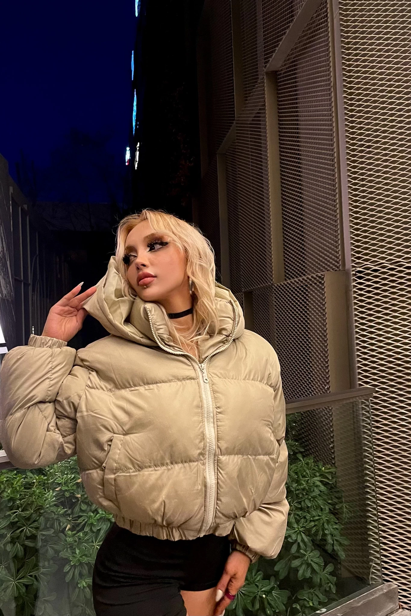 Beli Lastikli Kapşonlu Puffer Mont Bej