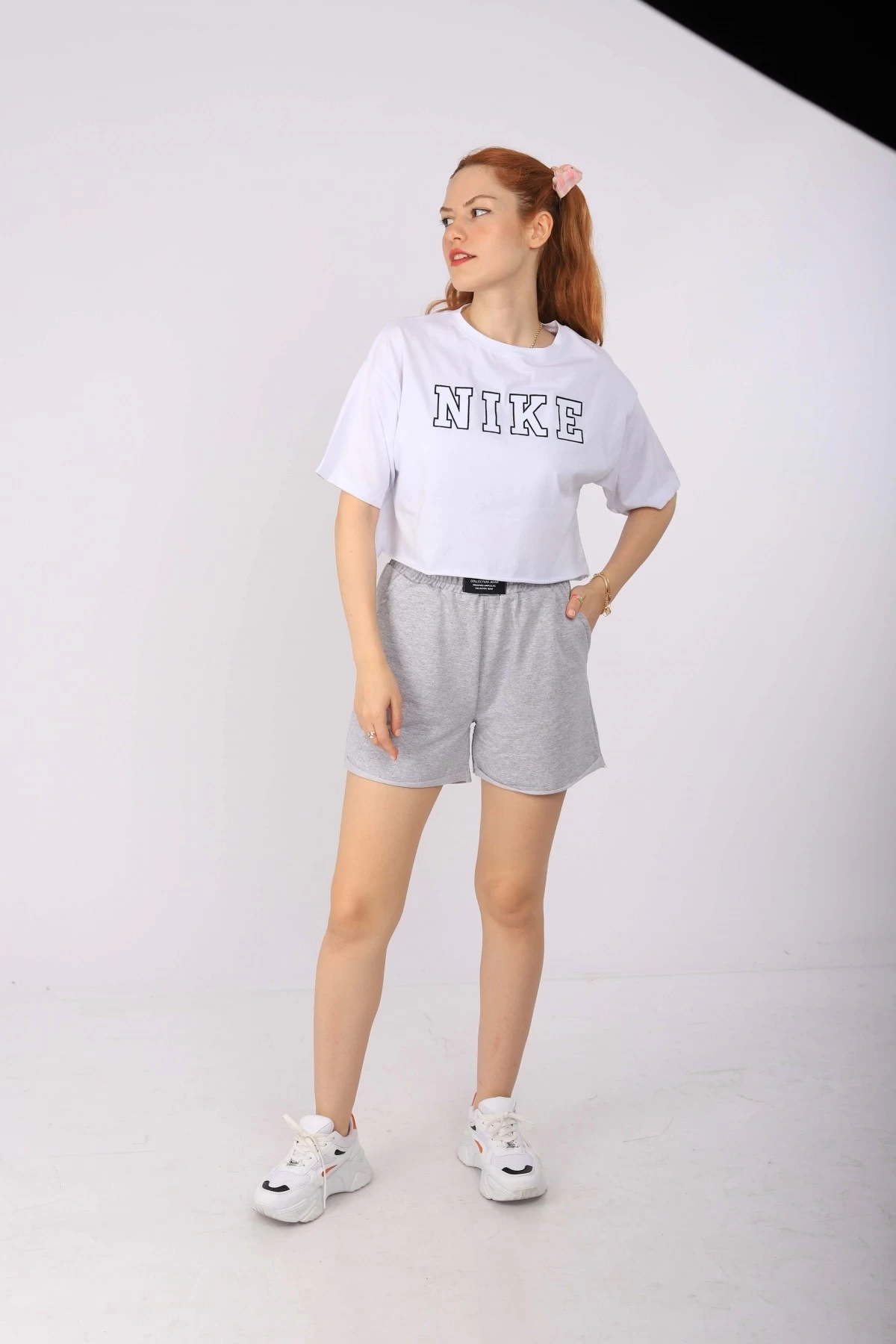 Beyaz Yazı Kesik Crop Tshirt