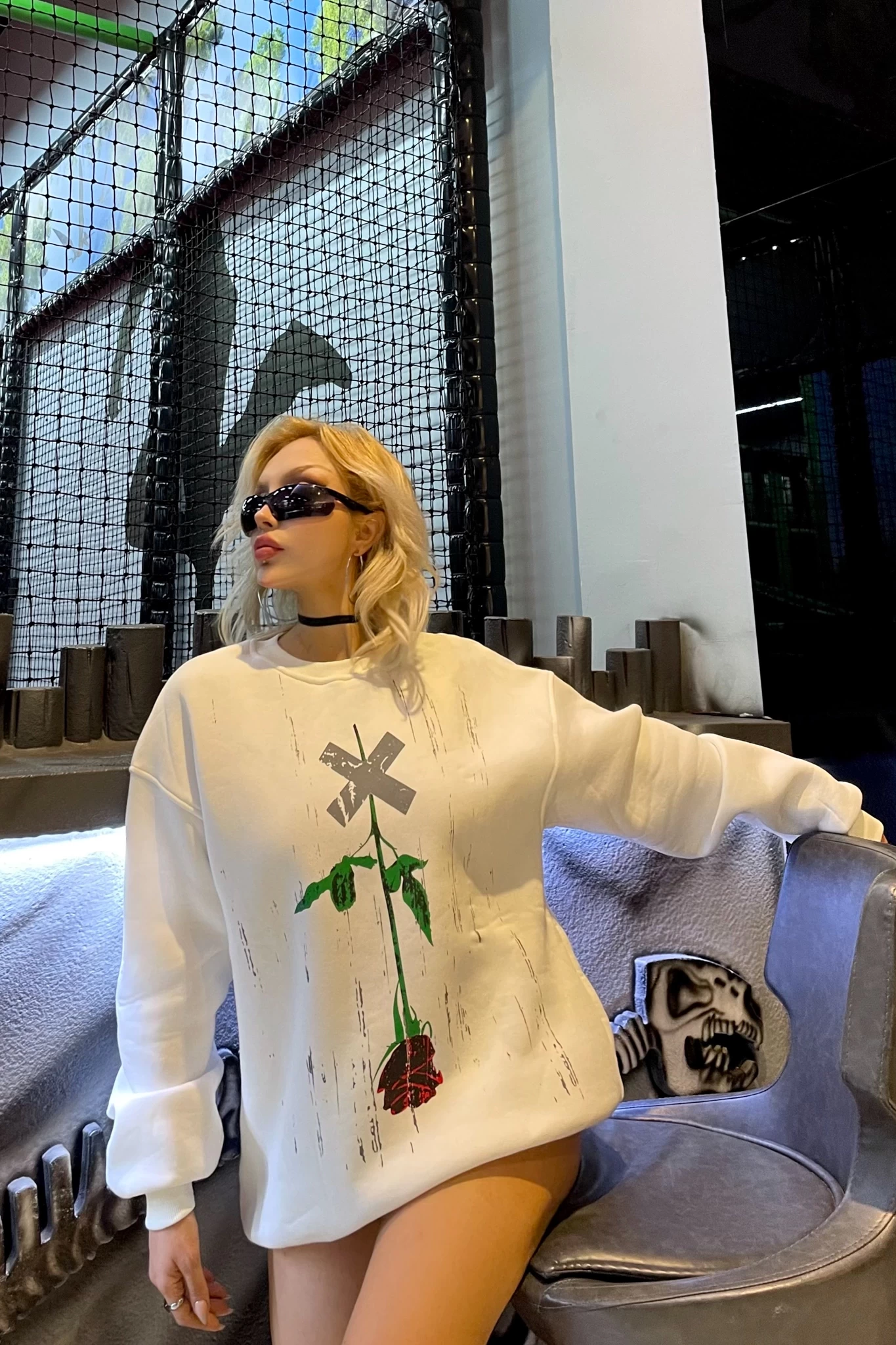 Gül Yağmur Baskılı Unisex Oversize Sweatshirt Beyaz