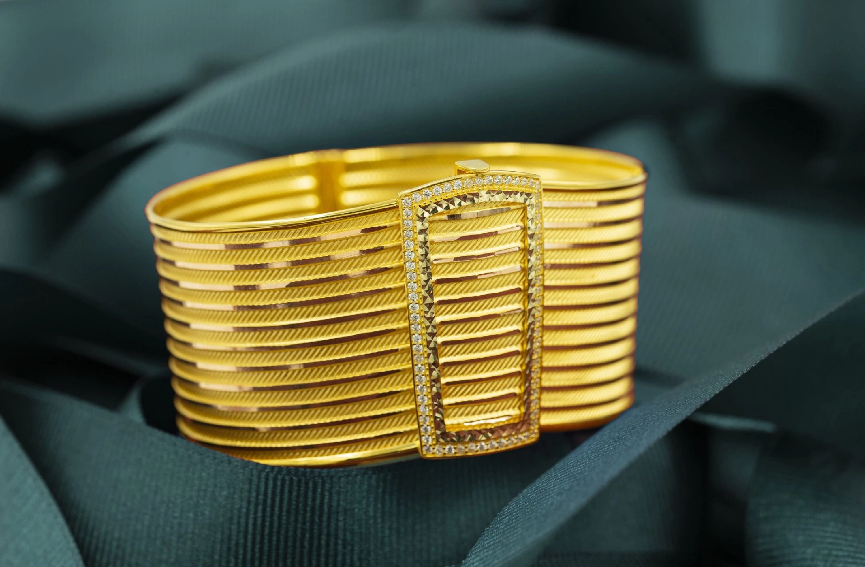 12 Sıra Taşlı Trabzon Hasır 8 Ayar Kelepçe Bilezik