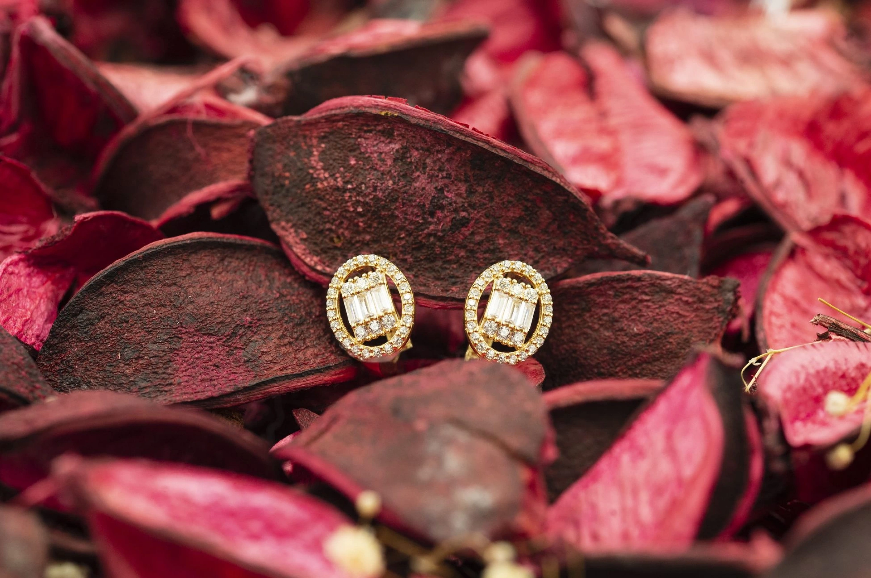 Baget Taşlı 8 Ayar Altın Küpe