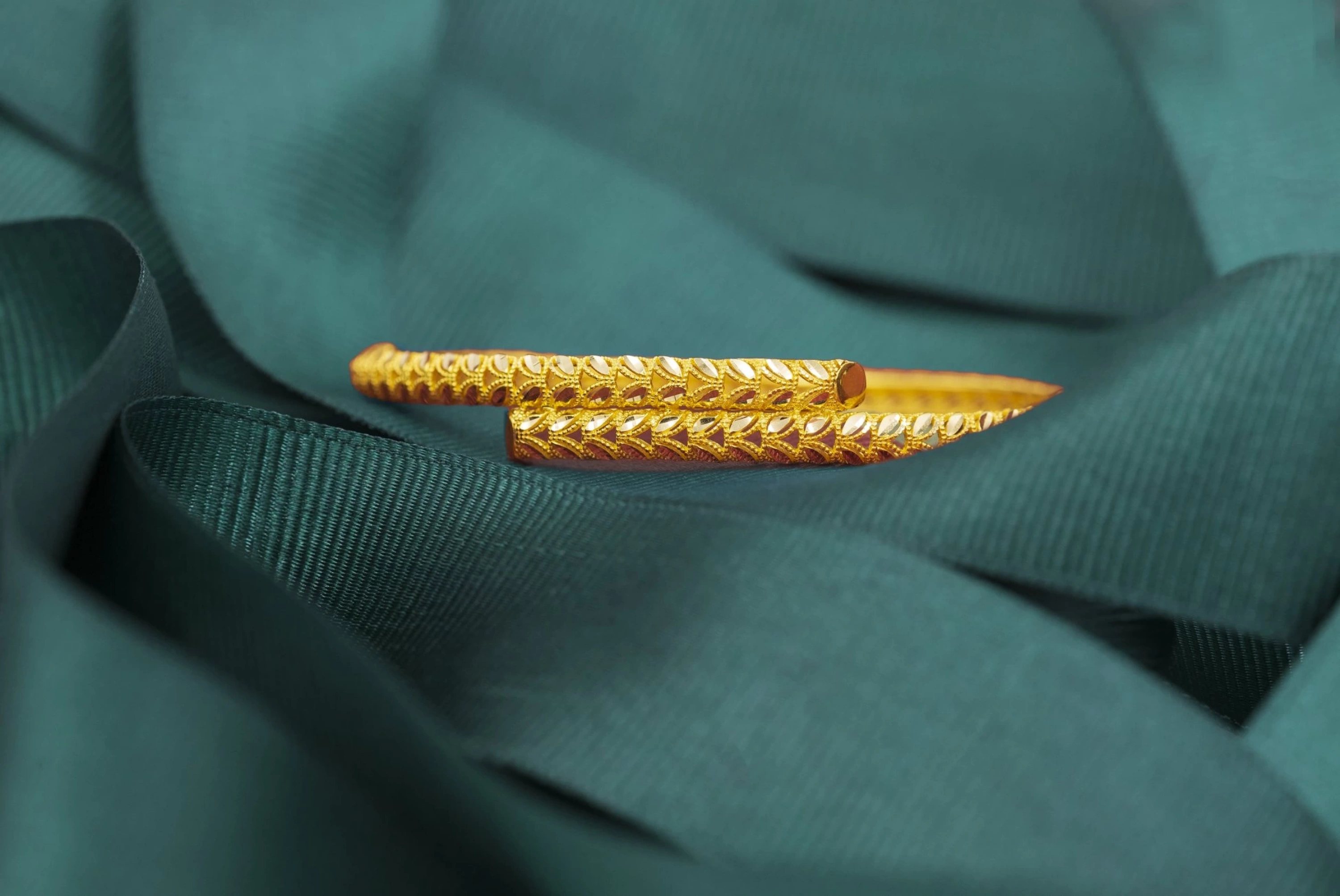 Balık Sırtı 14 Ayar Kelepçe Bilezik