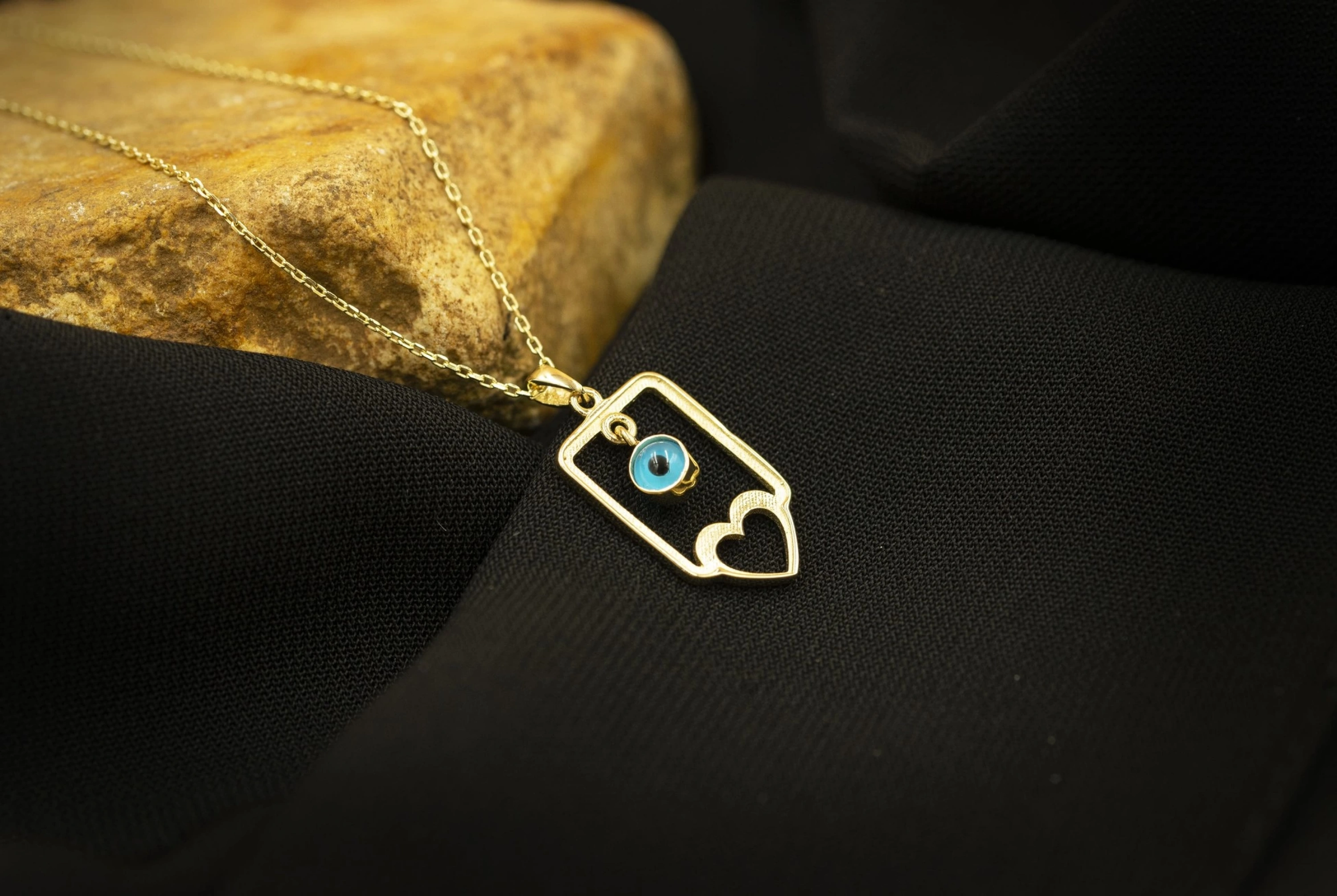 Nazar Boncuklu Kalp Figürlü 14 Ayar Altın Kolye