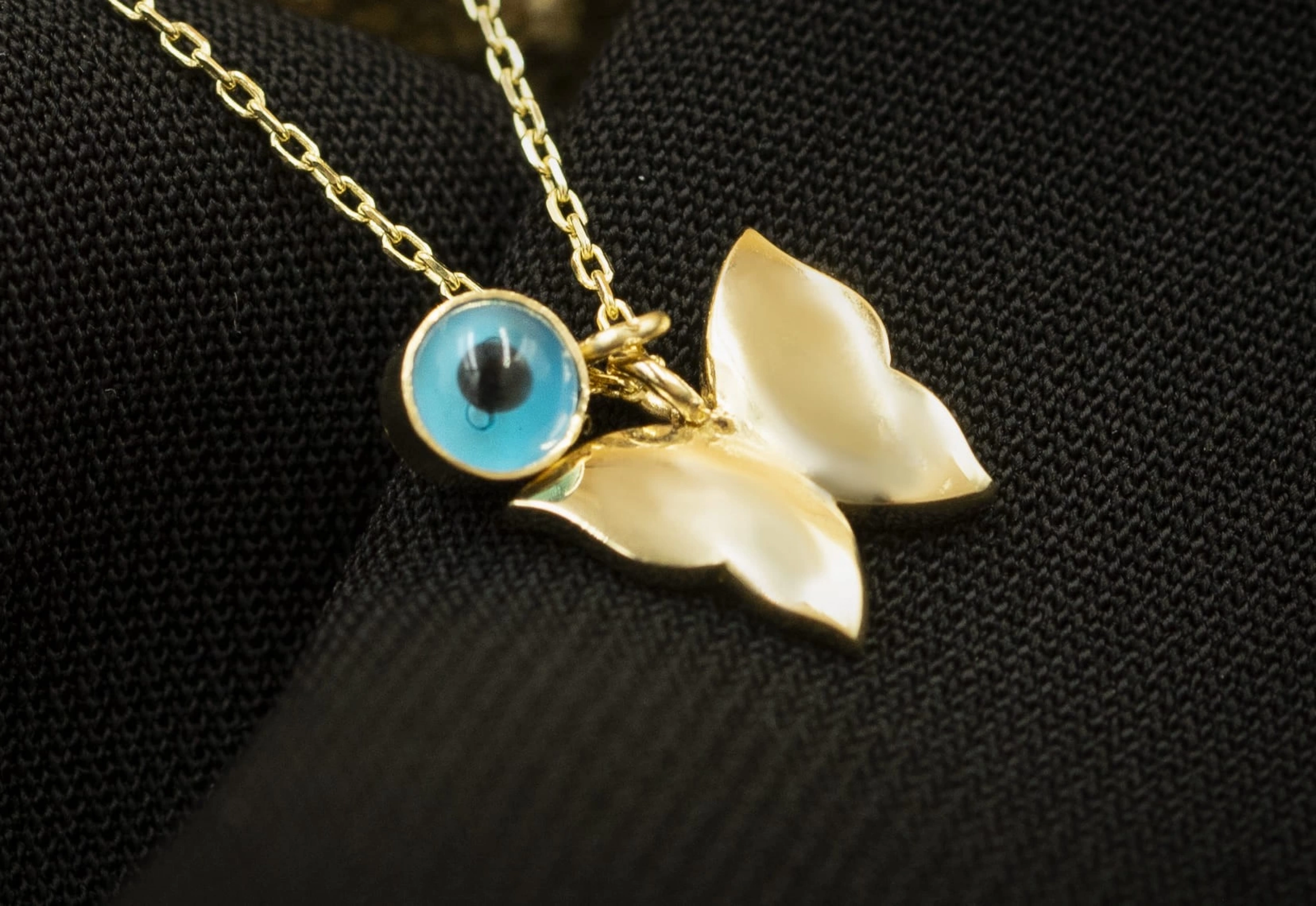 Nazar Boncuklu Kelebek Figürlü 14 Ayar Altın Kolye