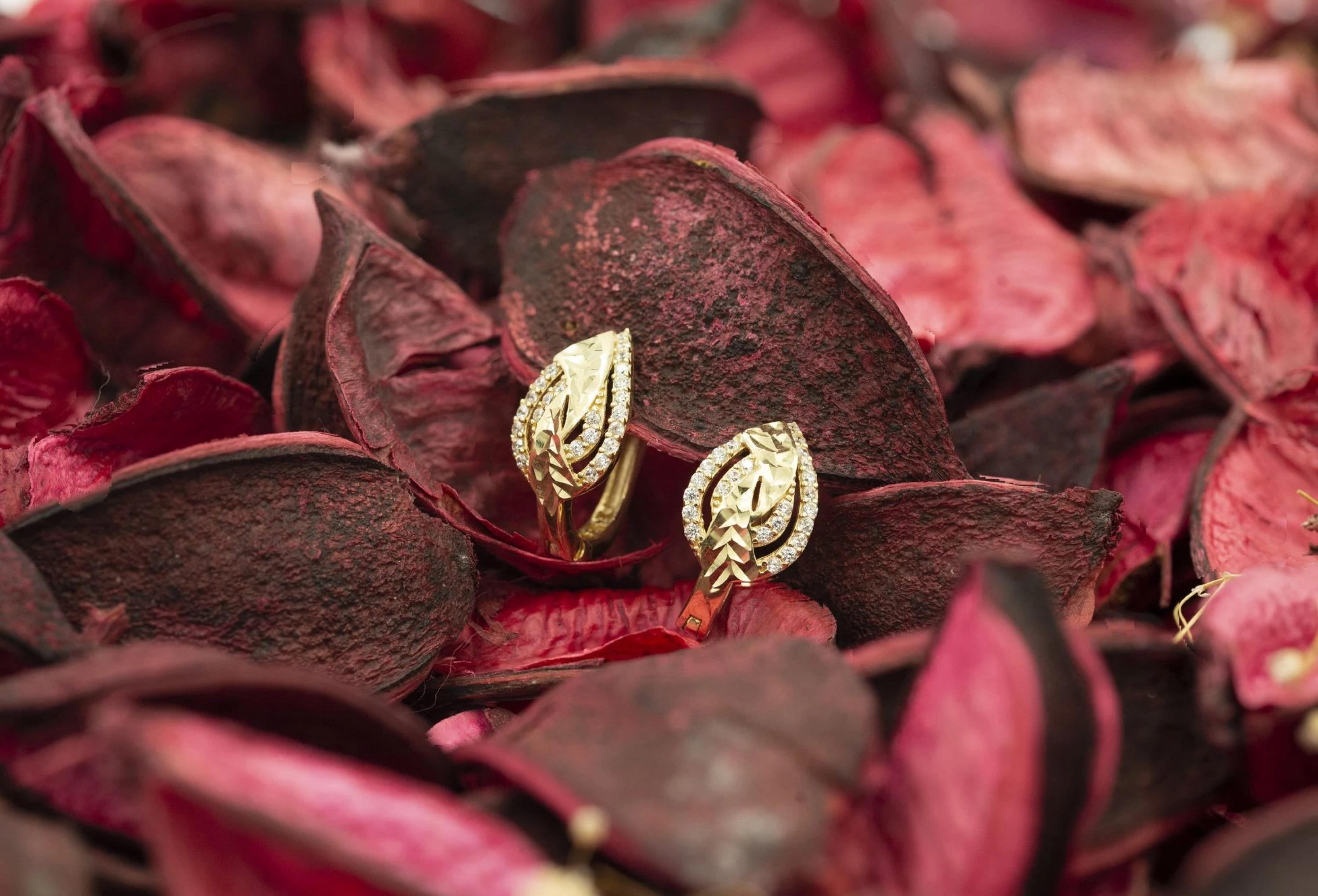 Taşlı Yaprak Figürlü 8 Ayar Altın Küpe