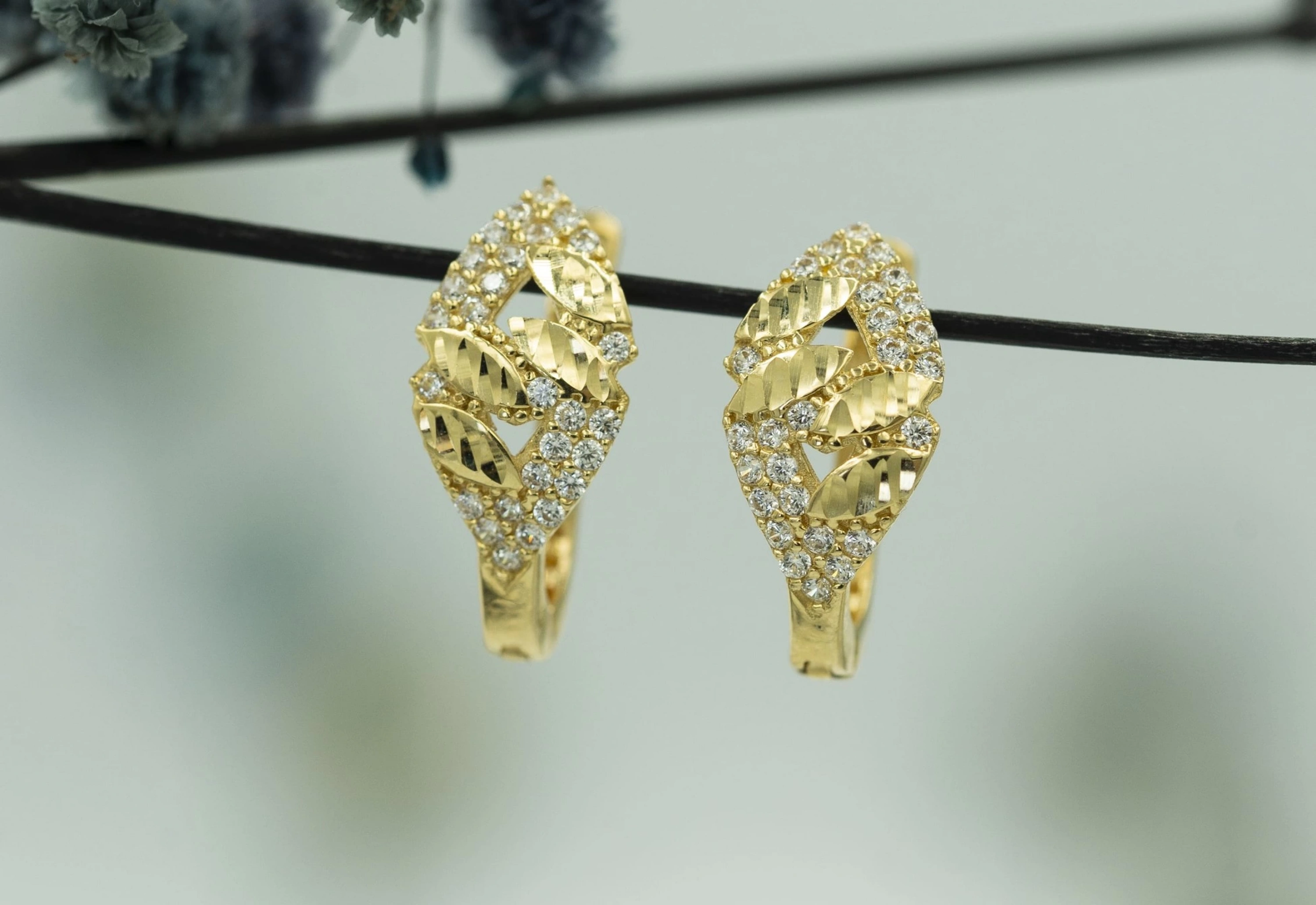 Yaprak Figür 14 Ayar Altın Küpe