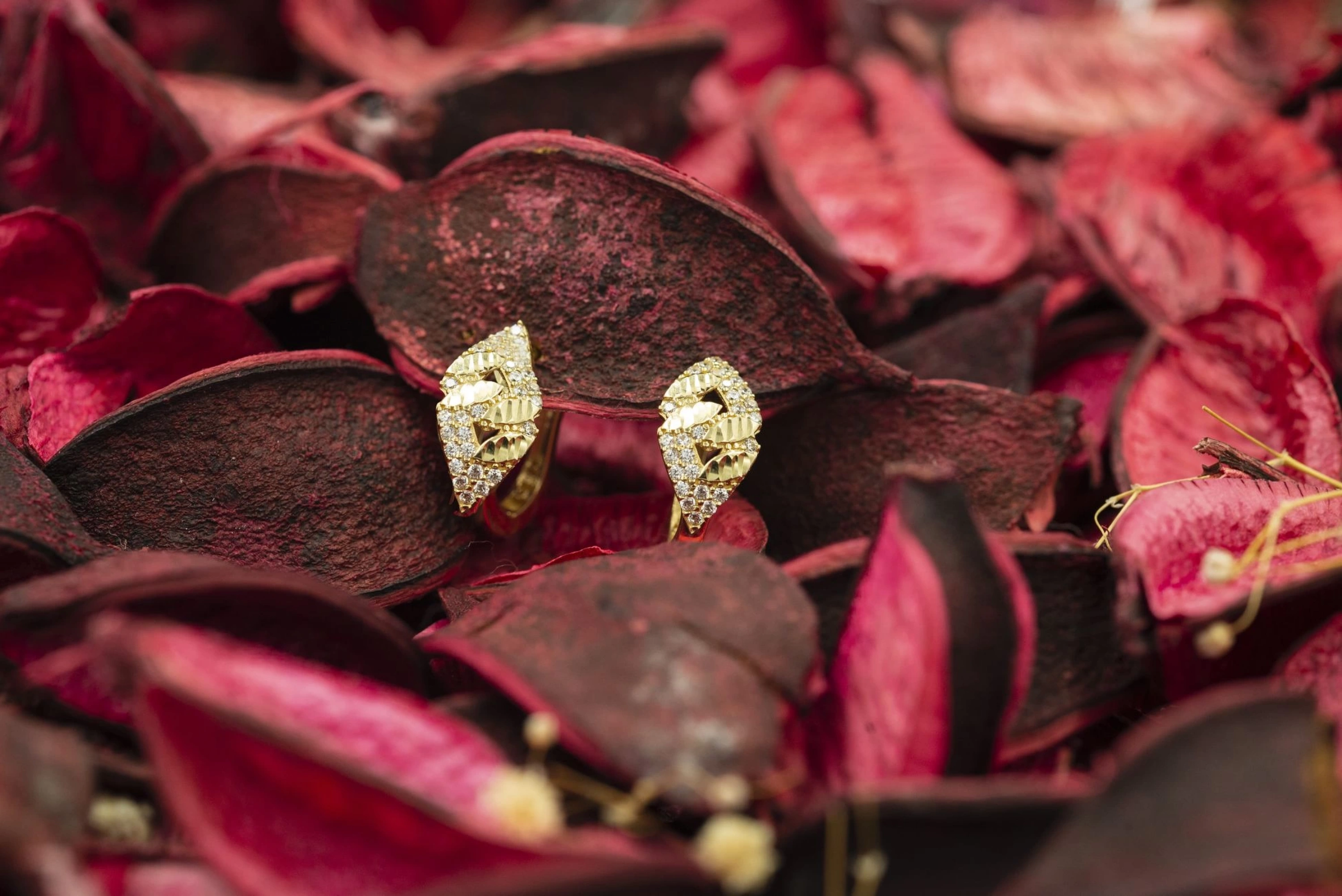 Yaprak Figür 14 Ayar Altın Küpe