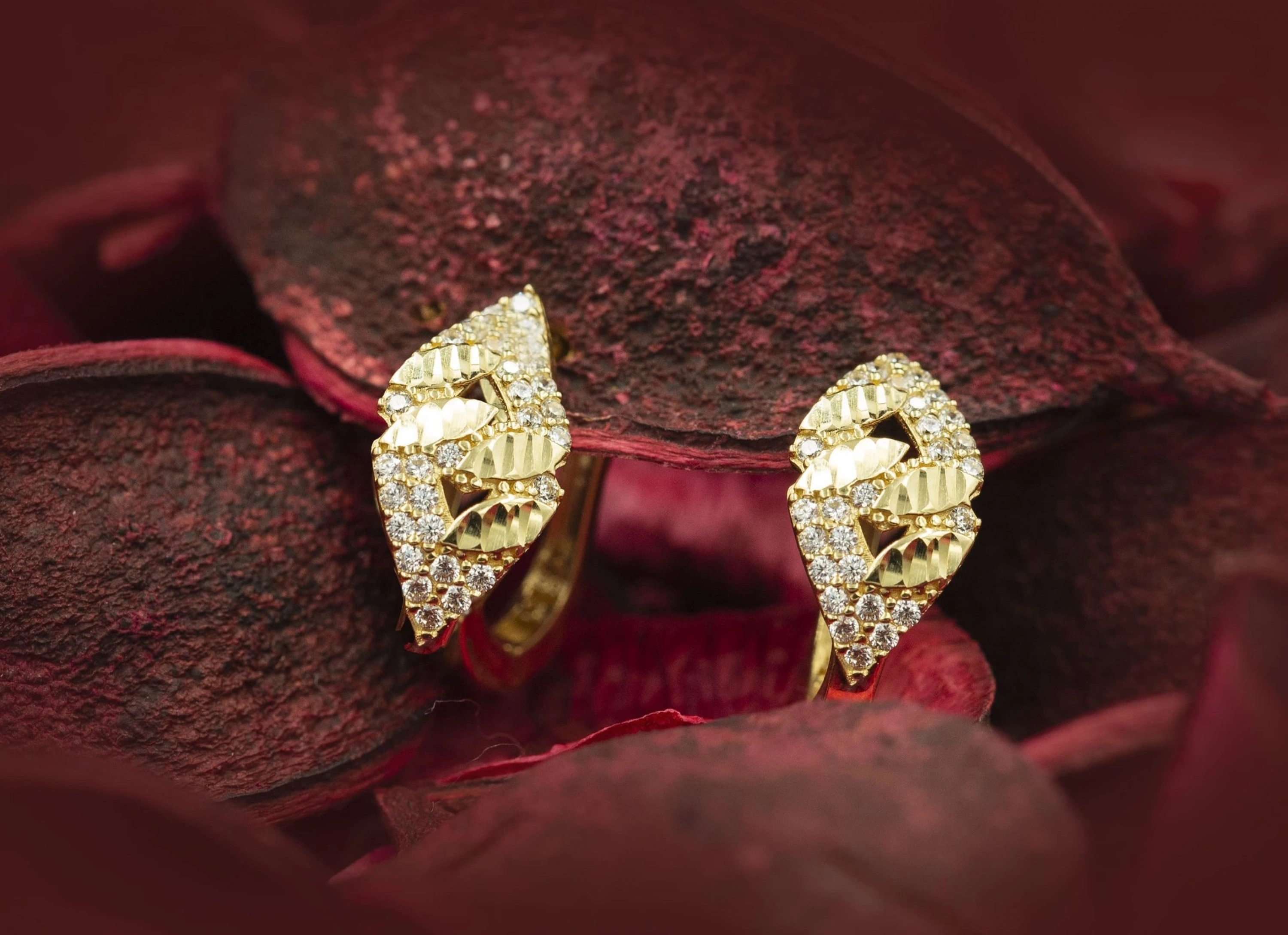 Yaprak Figür 14 Ayar Altın Küpe