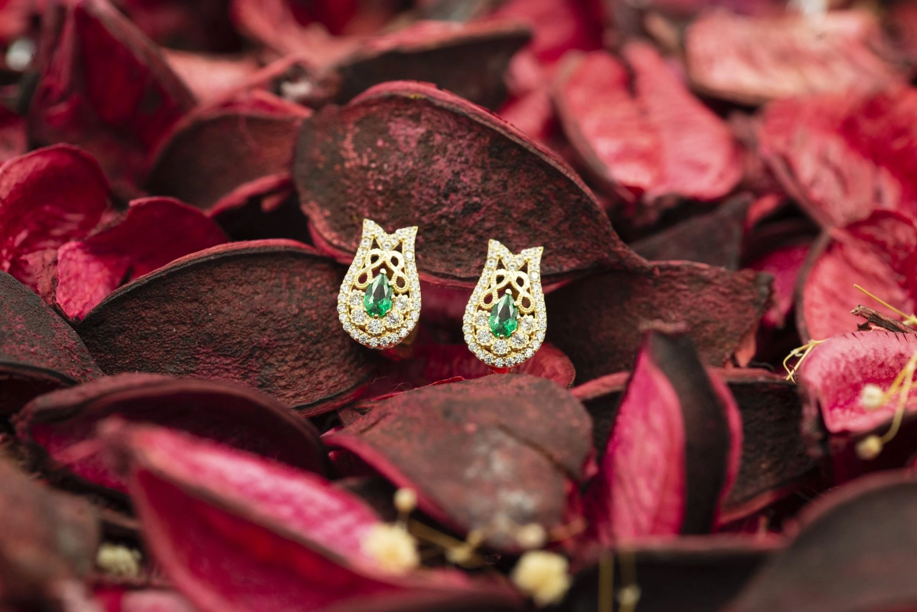 Zümrüt Taşlı 14 Ayar Altın Küpe