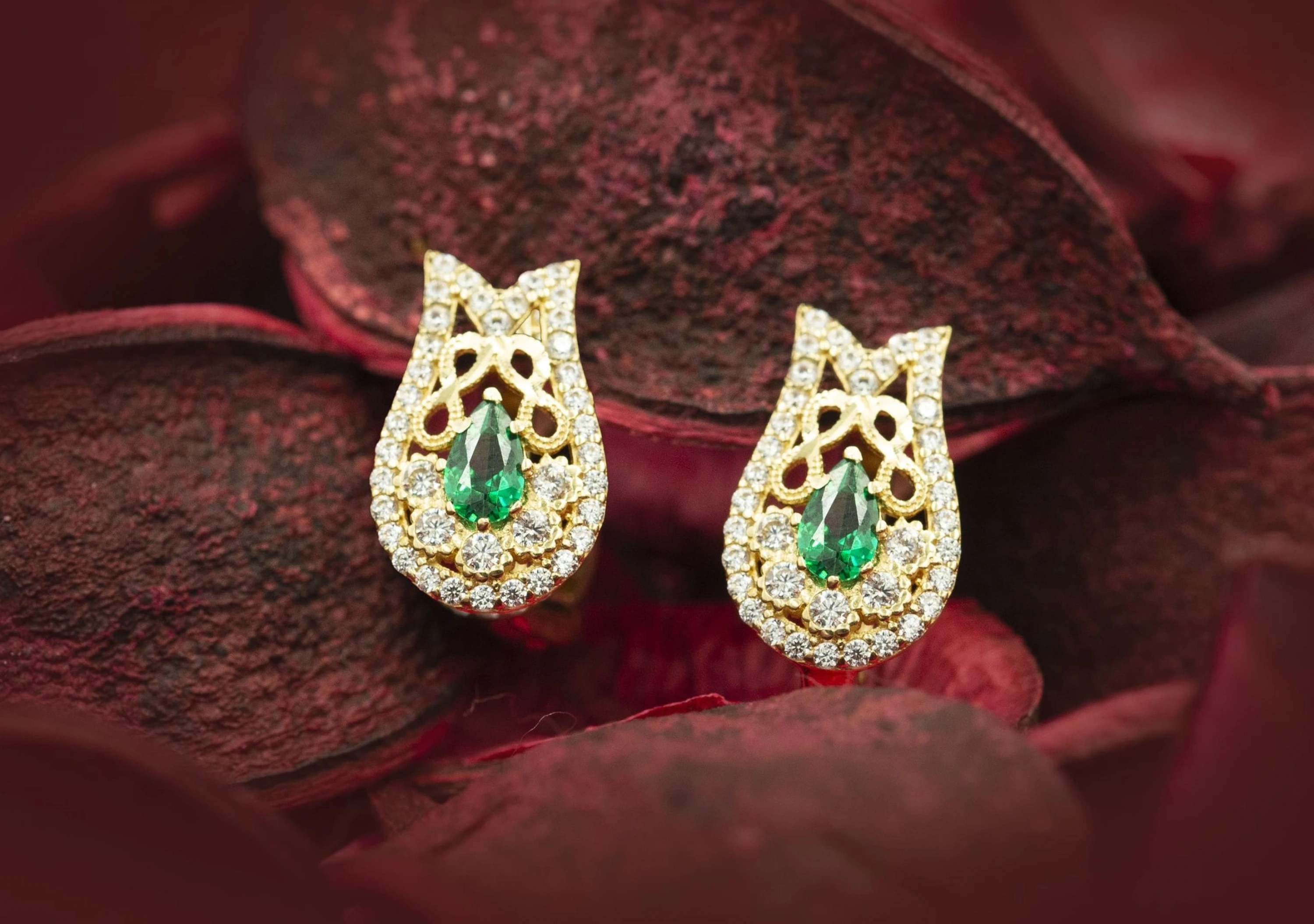 Zümrüt Taşlı 14 Ayar Altın Küpe