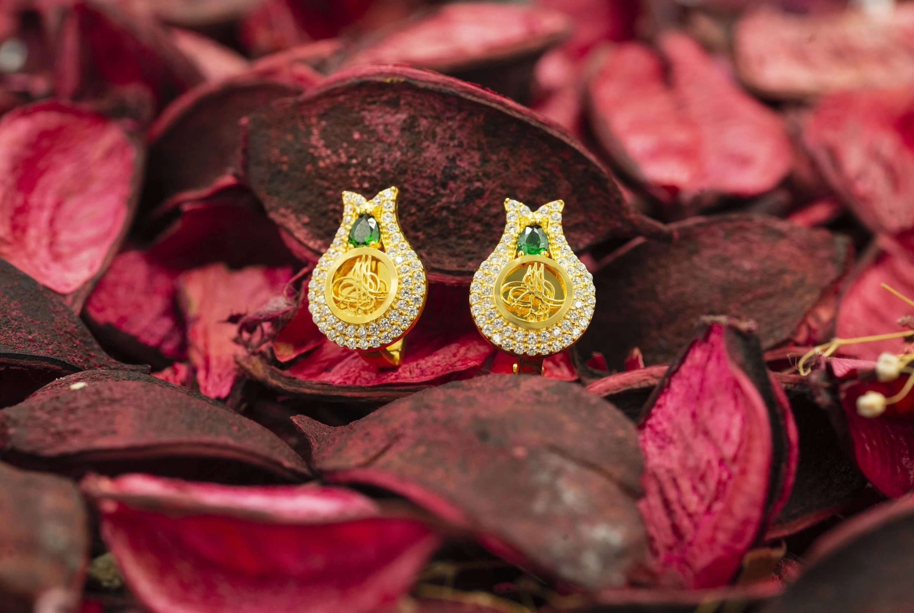 Zümrüt Taşlı Tuğralı 14 Ayar Altın Küpe