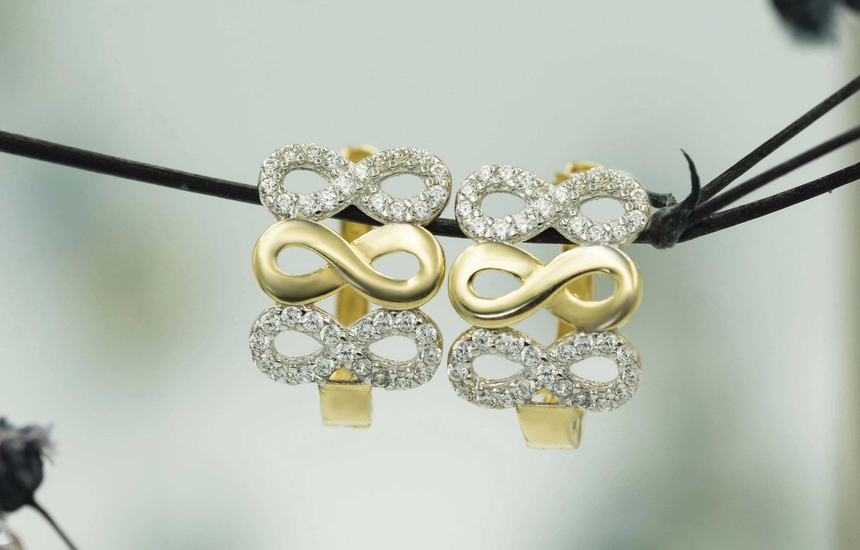 Üç Taşlı Sonsuzluk 14 Ayar Altın Küpe