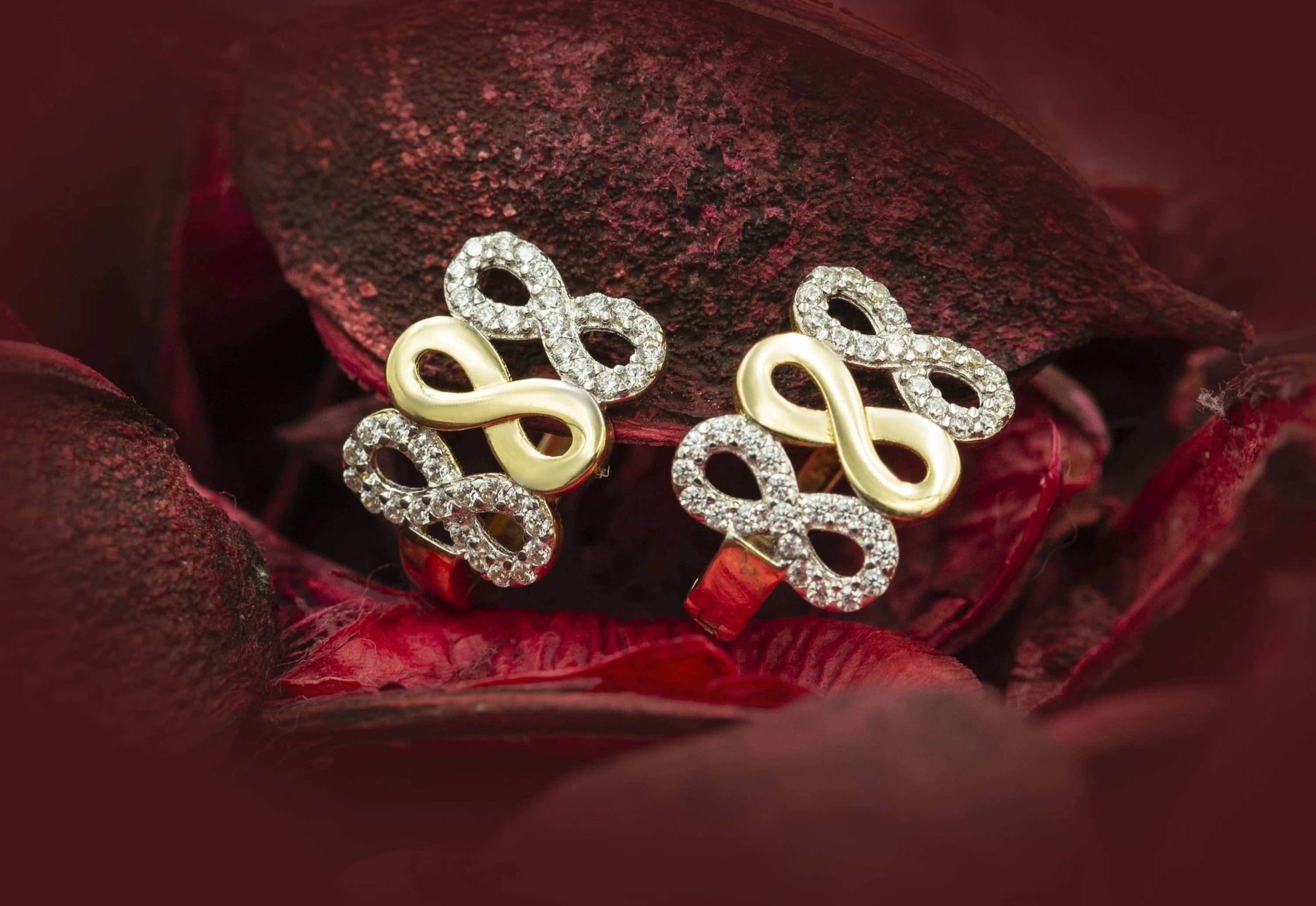 Üç Taşlı Sonsuzluk 14 Ayar Altın Küpe