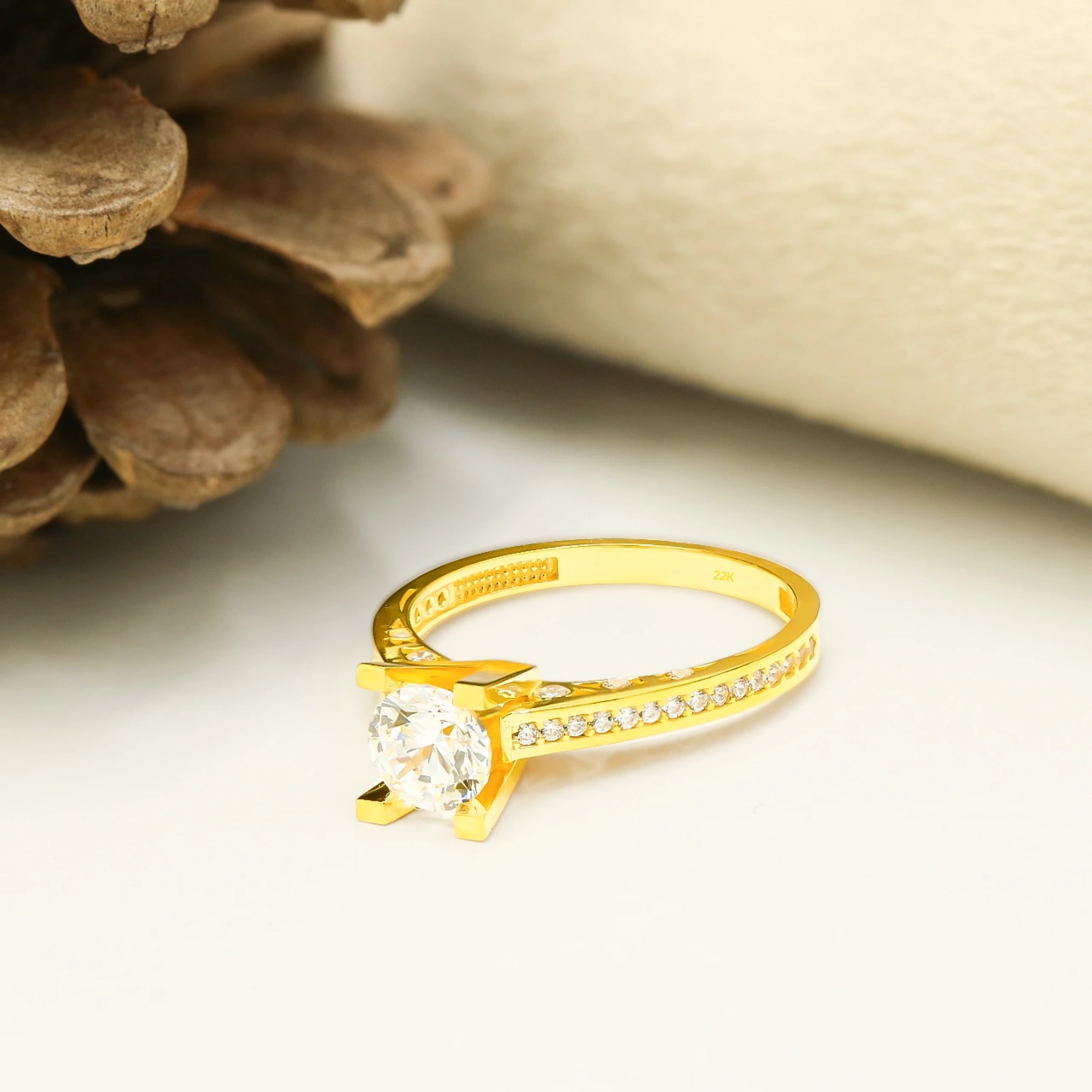 22 Ayar İşlemeli Tektaş Altın Yüzük