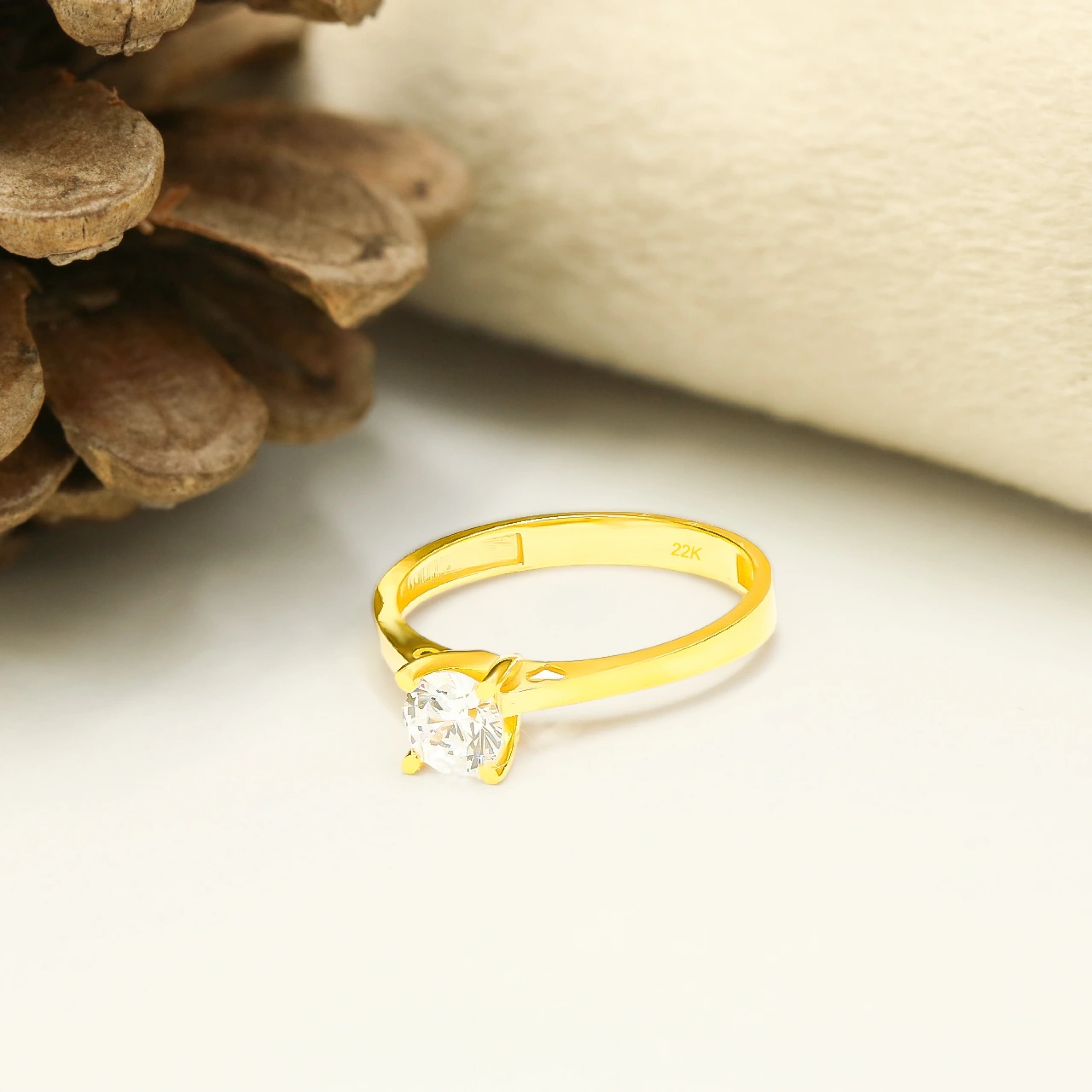 22 Ayar Desenli Tektaş Altın Yüzük