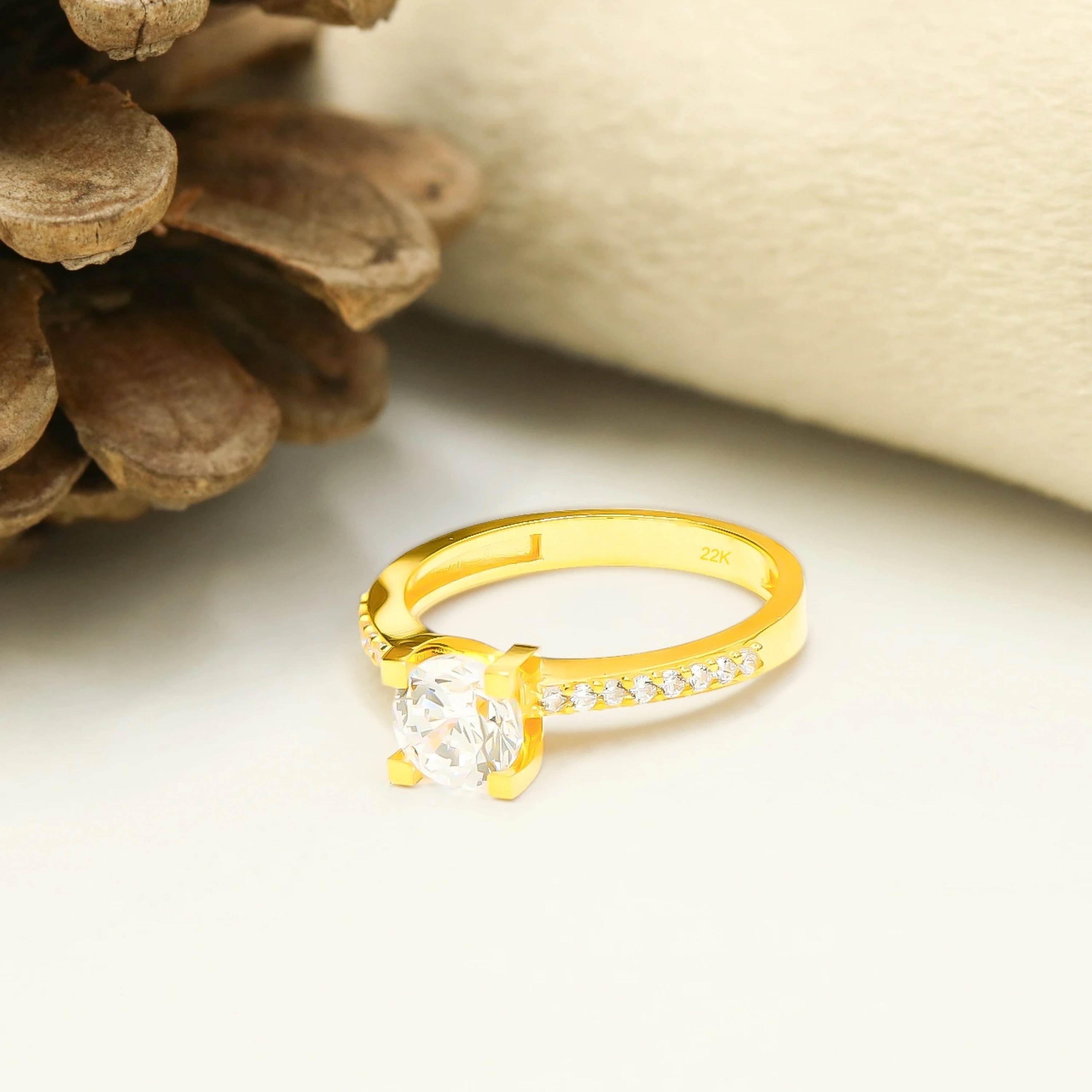 22 Ayar Kenar Taşlı Tektaş Altın Yüzük