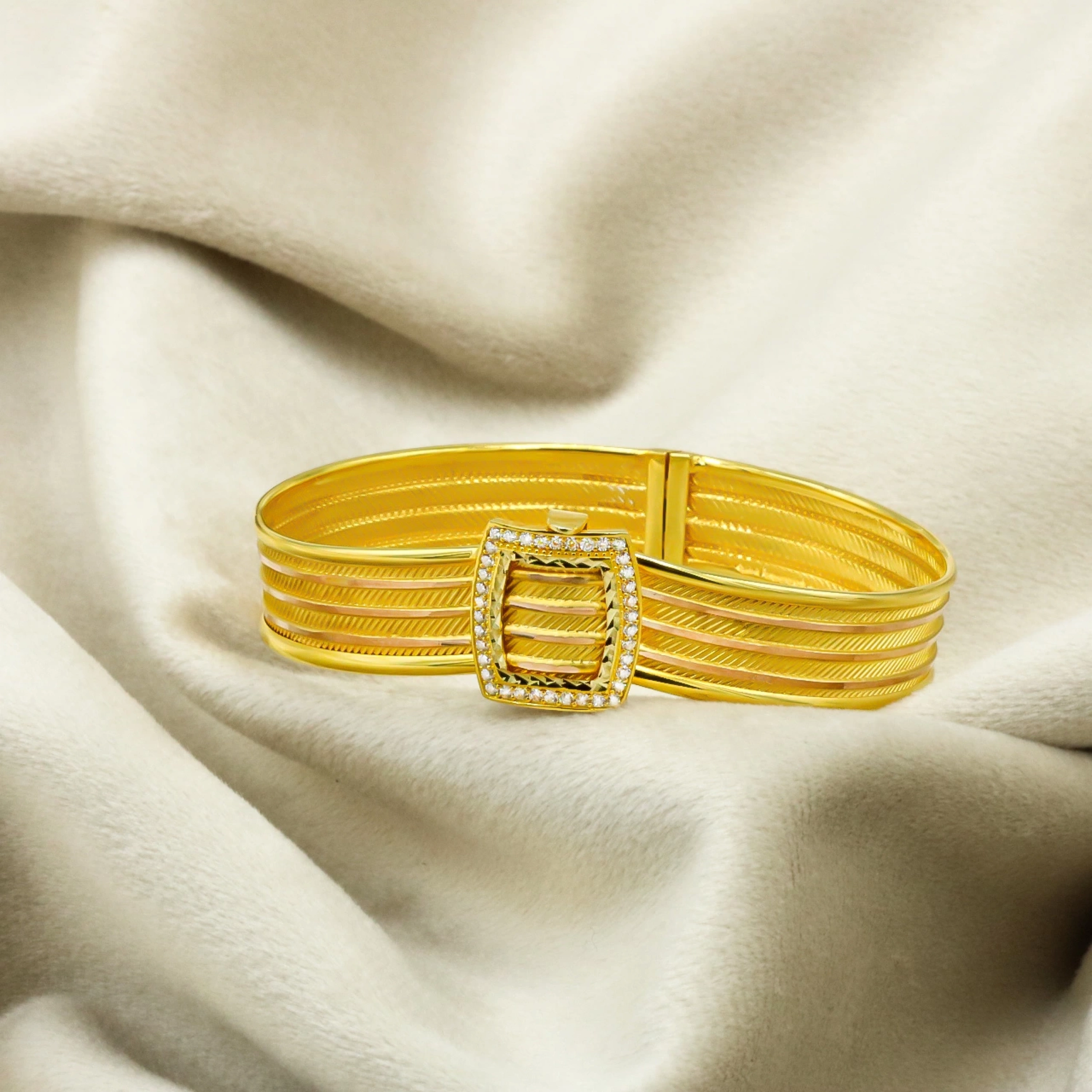 4 Sıra Taşlı Trabzon Hasır 8 Ayar Kelepçe Bilezik