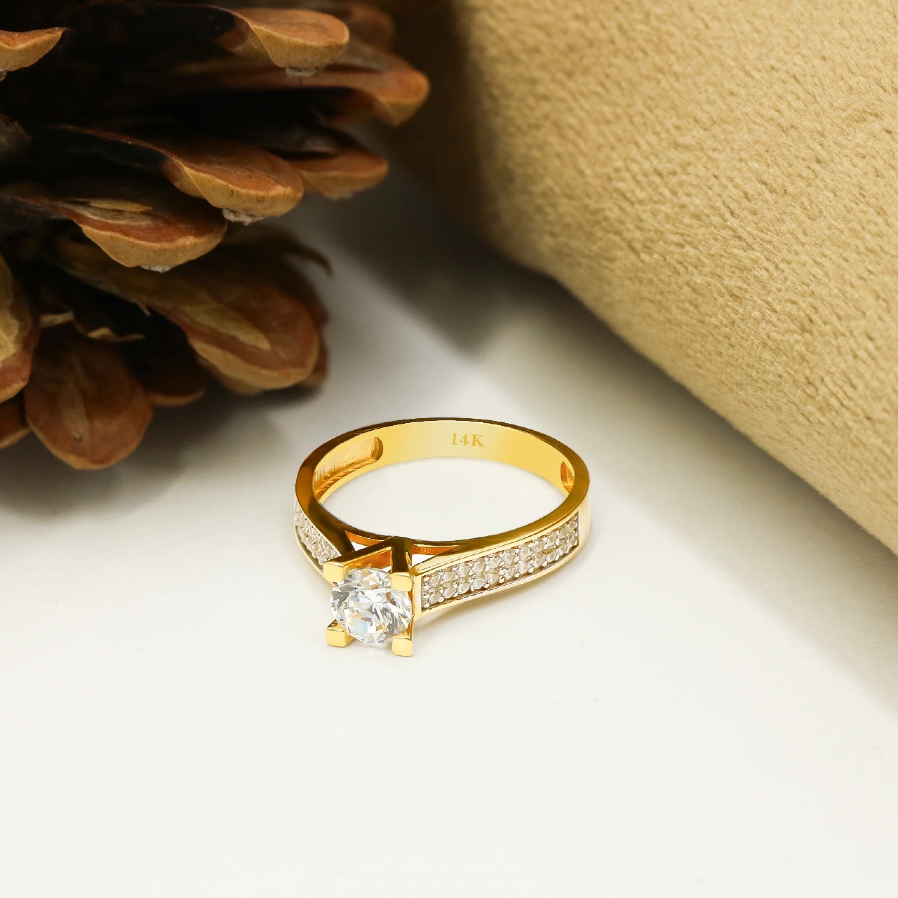 Modern Tasarım 14 Ayar Tektaş Altın  Yüzük