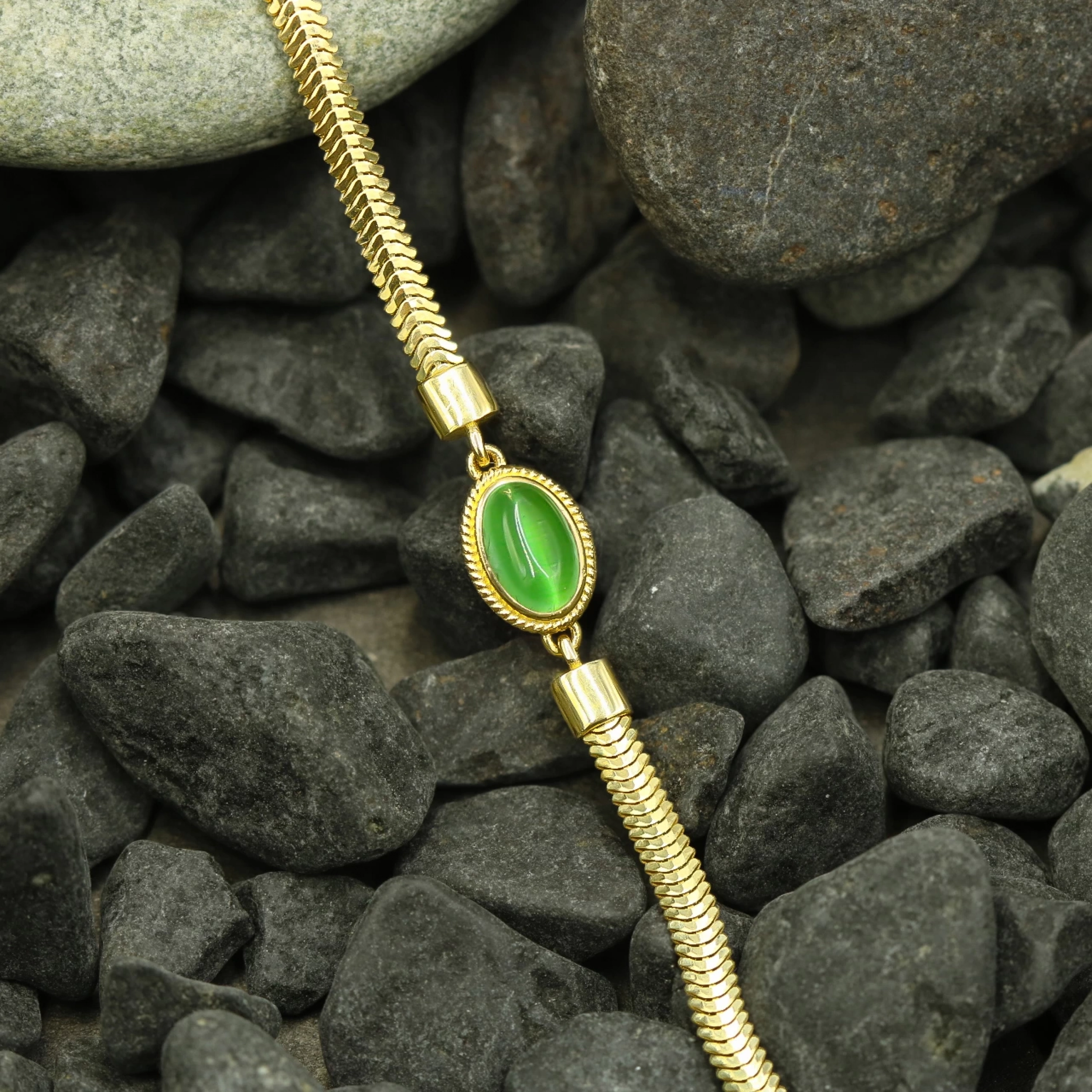 Oval Yeşil Taşlı 14 Ayar Altın Bileklik