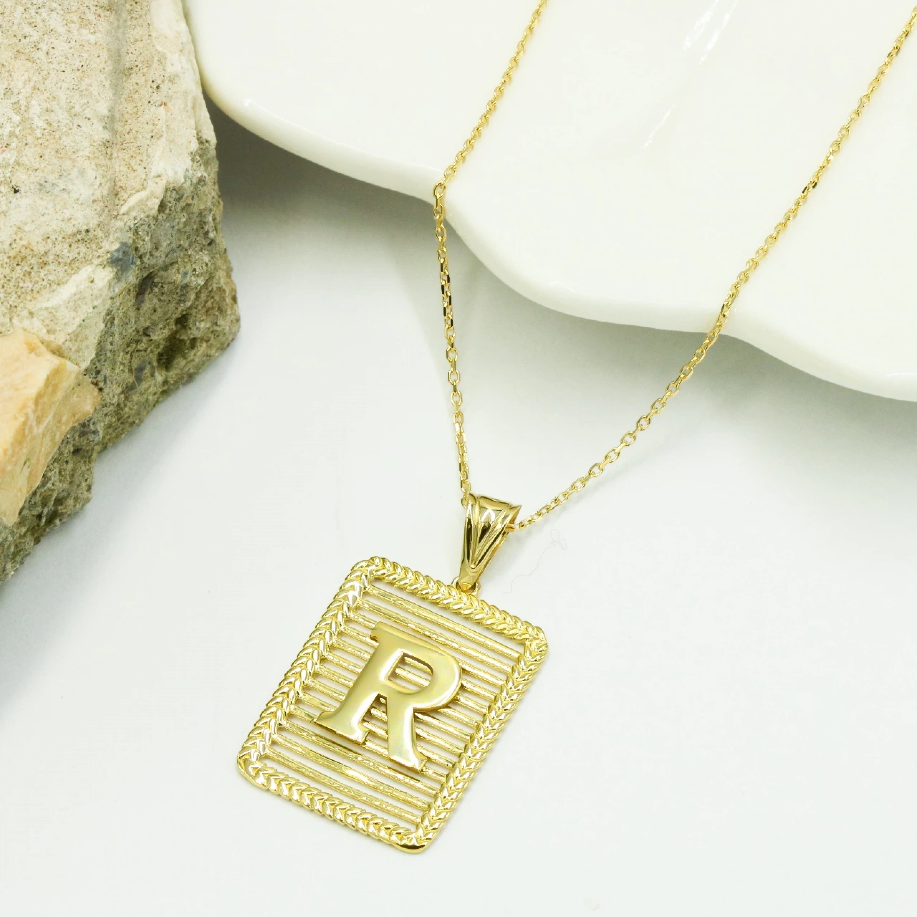 Başak Çerçeve Izgara 14 Ayar Altın Harf Kolye