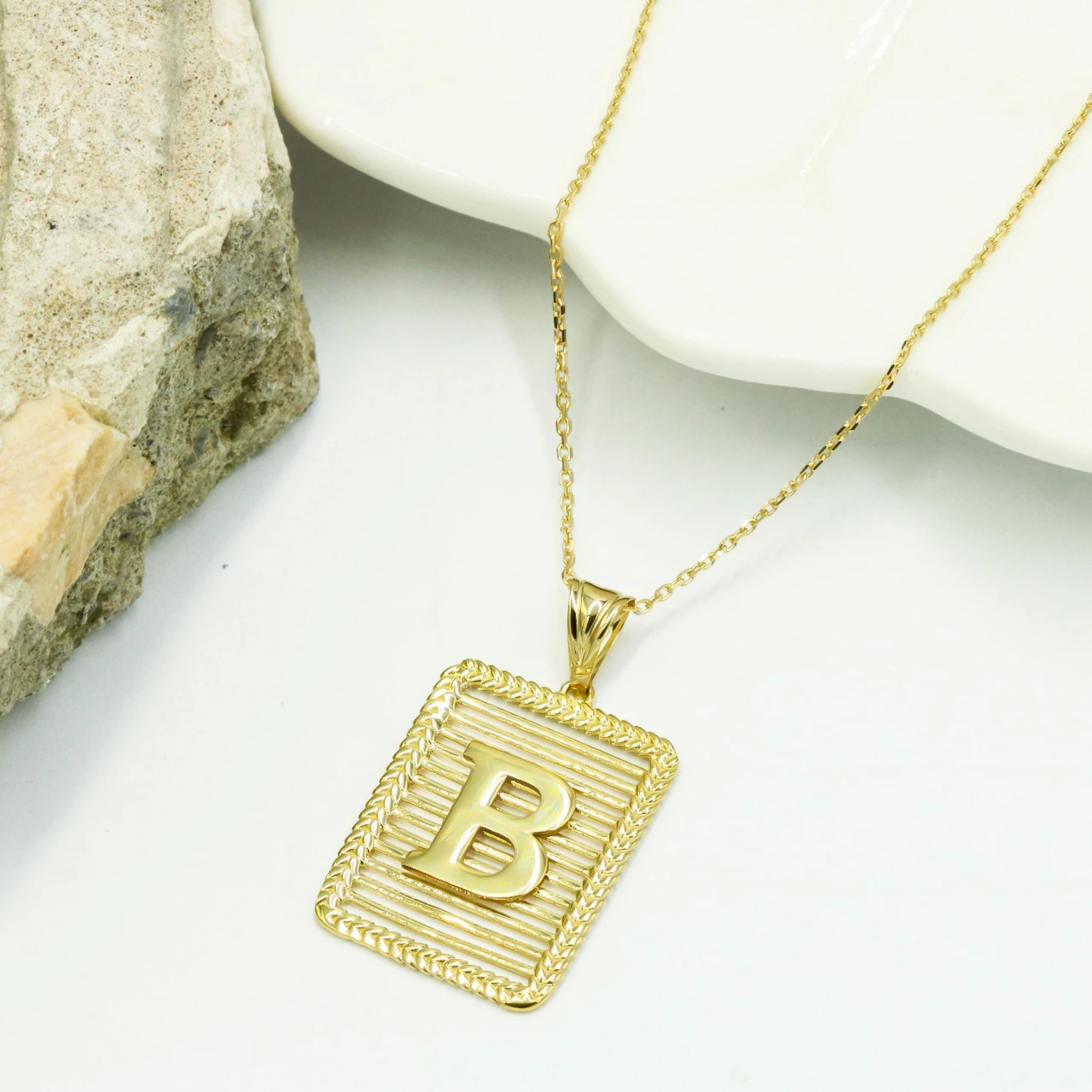 Başak Çerçeve Izgara 14 Ayar Altın Harf Kolye