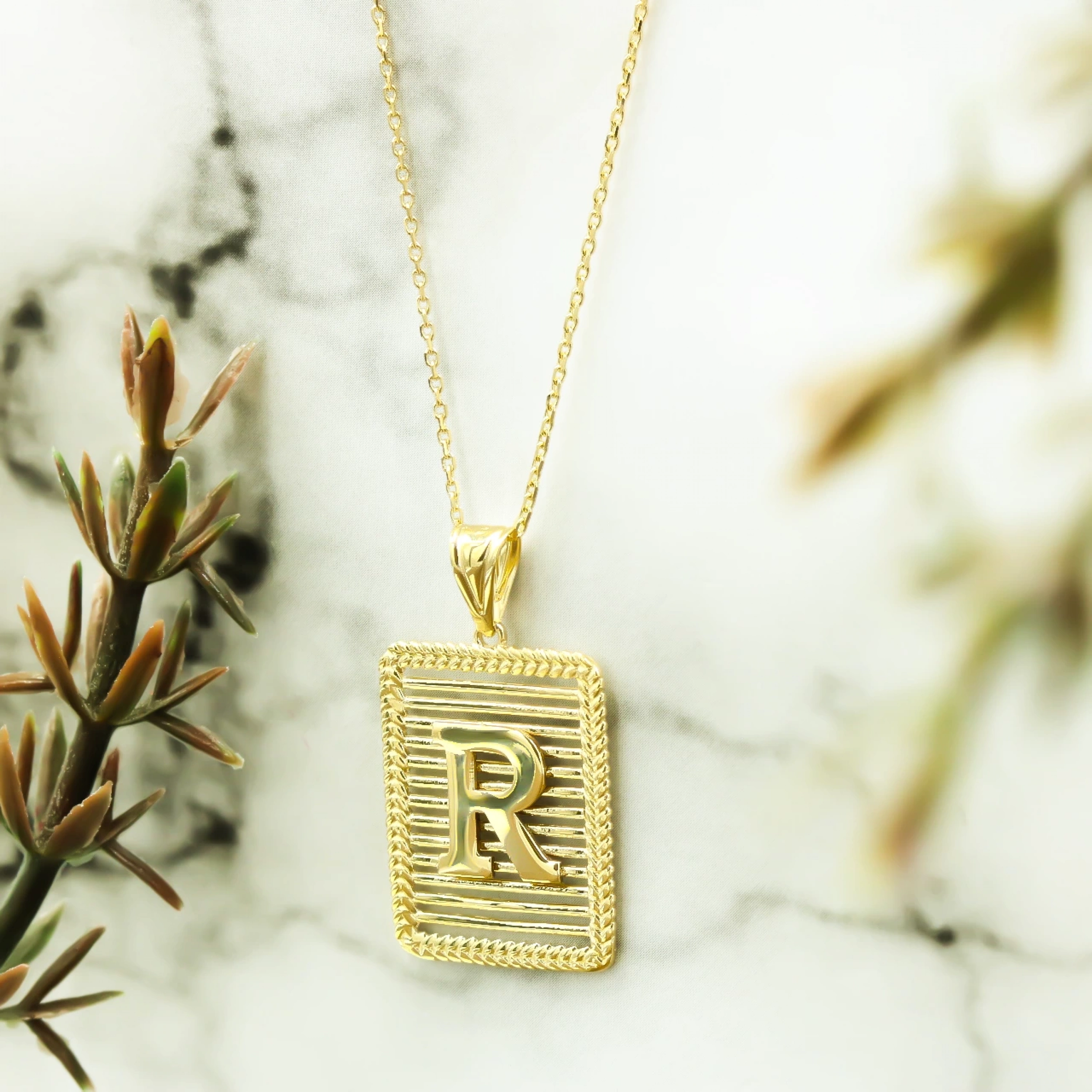 Başak Çerçeve Izgara 14 Ayar Altın Harf Kolye