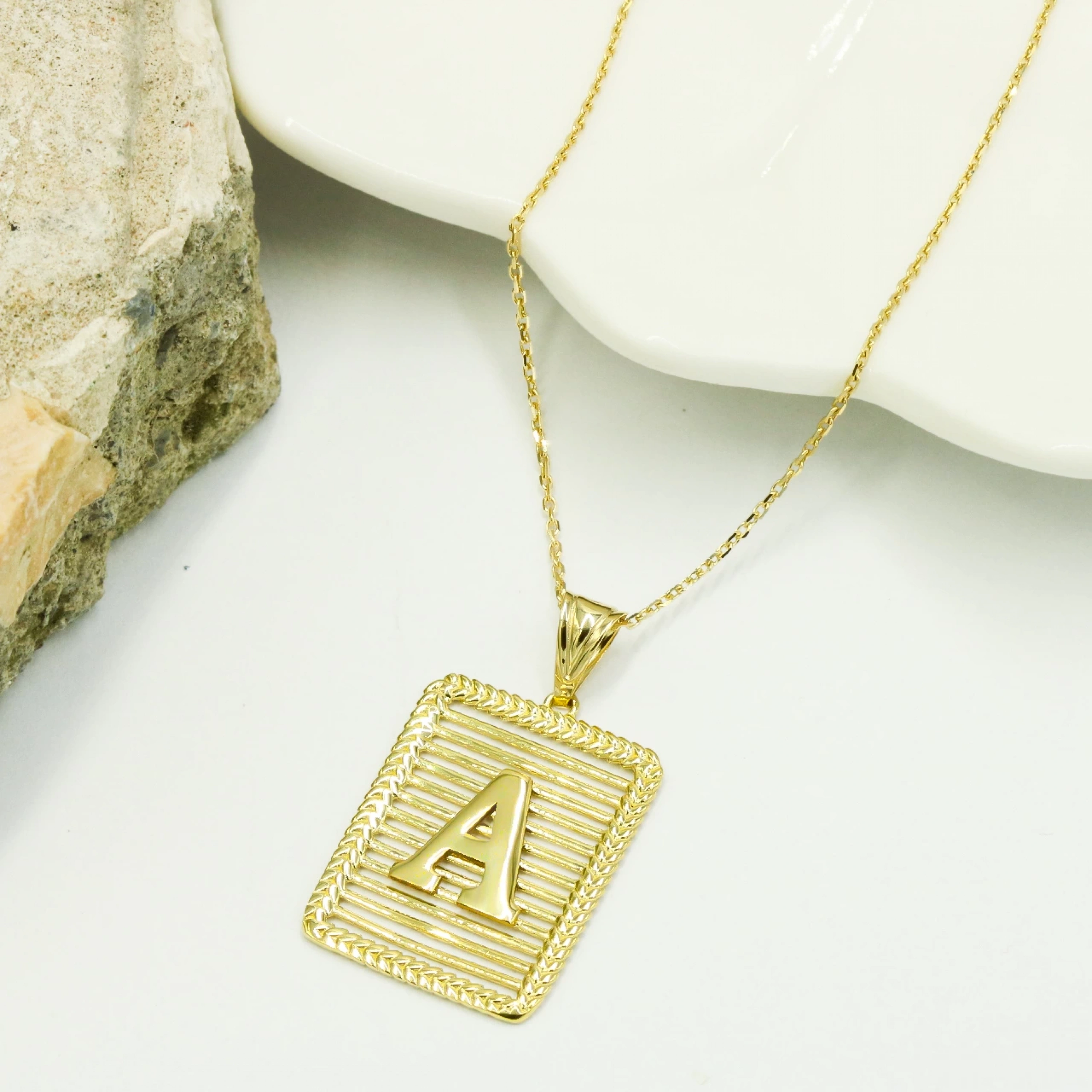 Başak Çerçeve Izgara 14 Ayar Altın Harf Kolye
