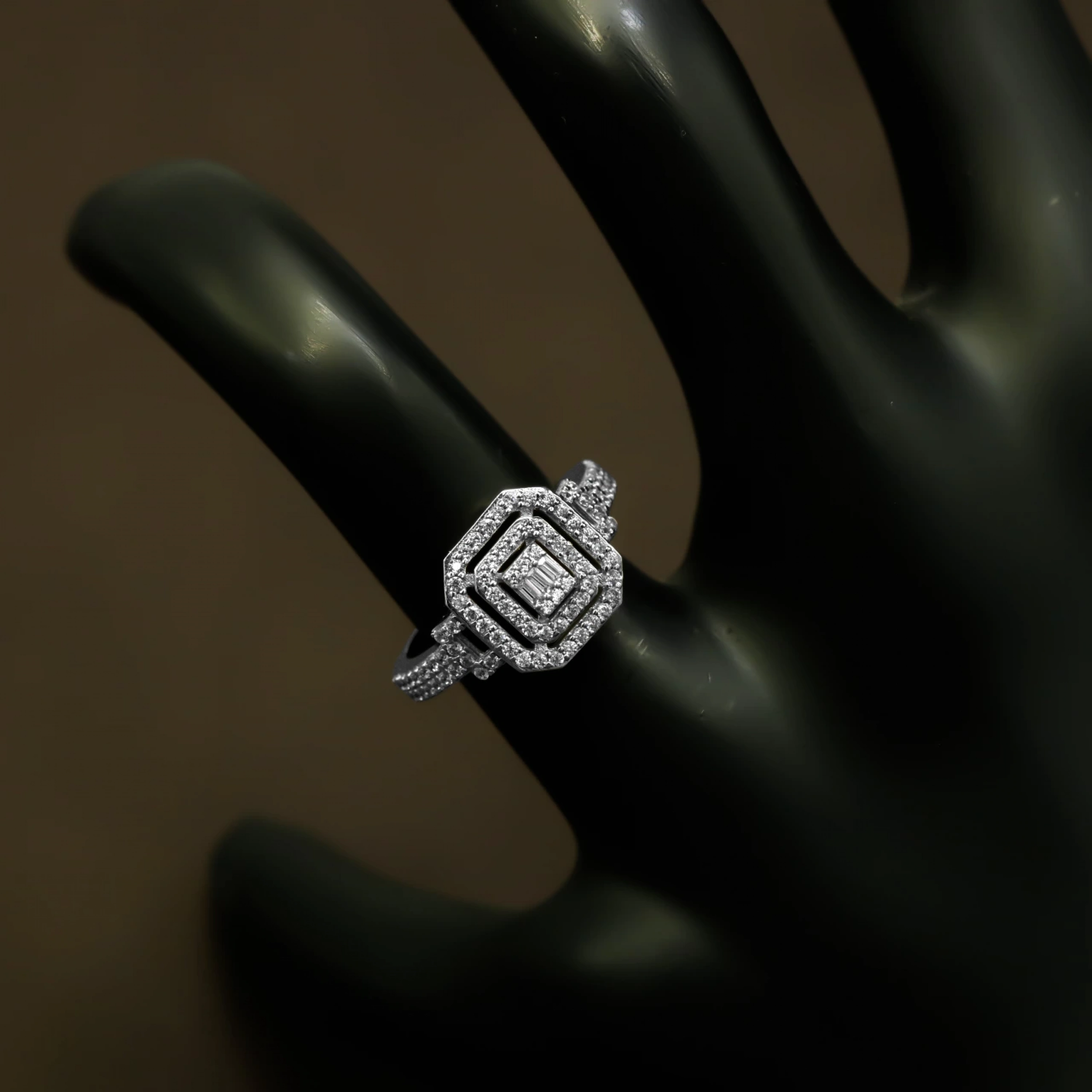 Beyaz Baget 14 Ayar Altın Yüzük