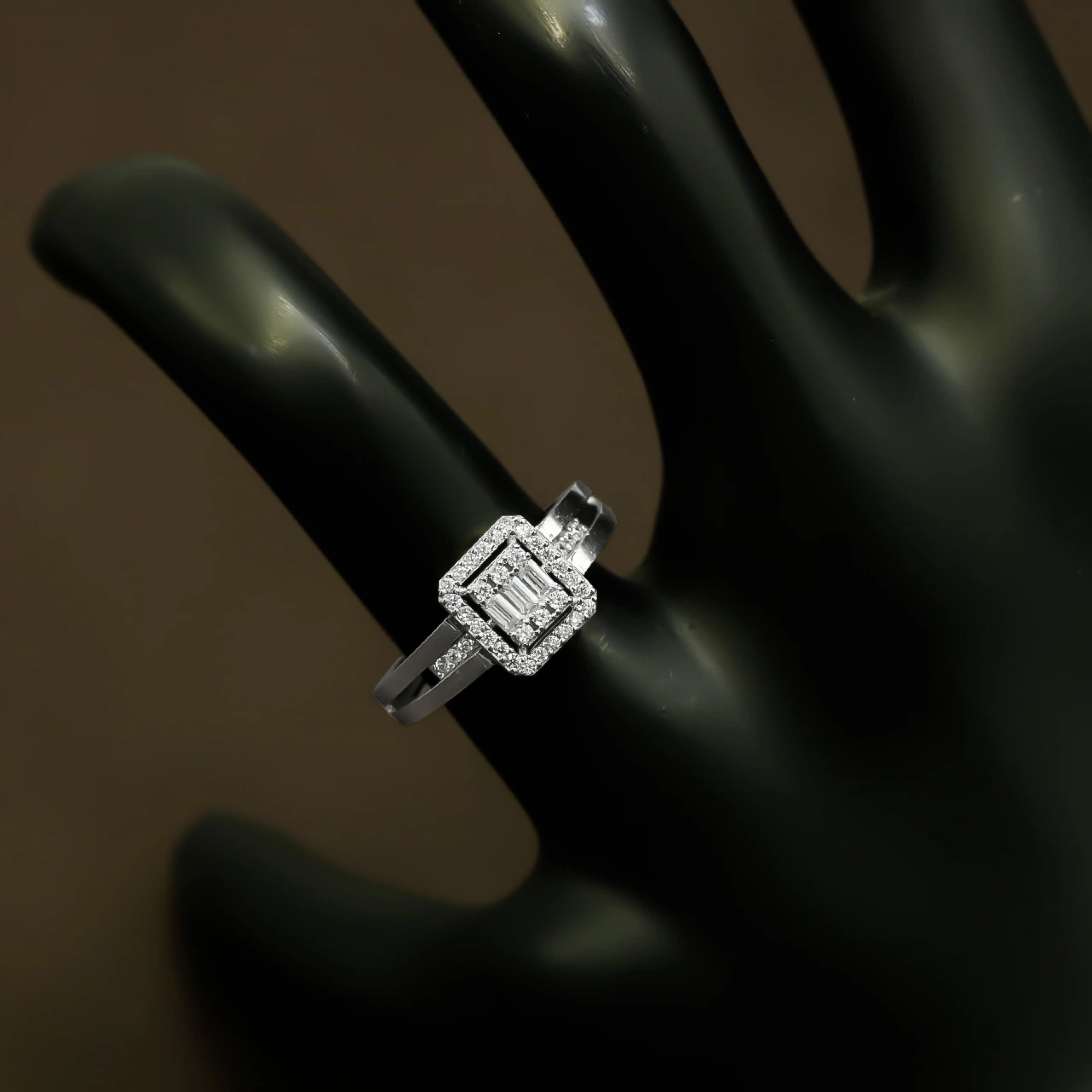 Beyaz Baget 14 Ayar Altın Yüzük