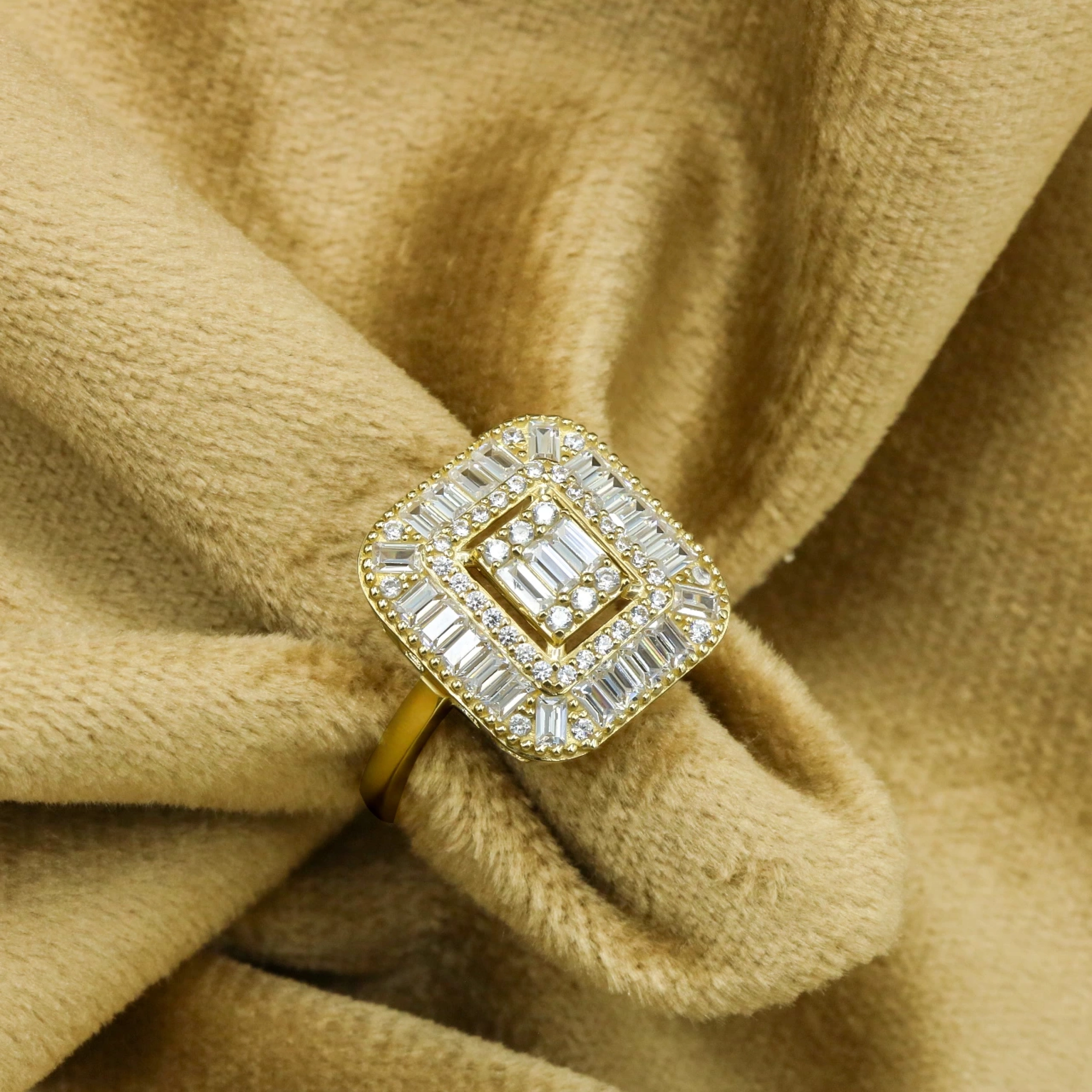 Büyük Taşlı 14 Ayar Altın Baget Yüzük