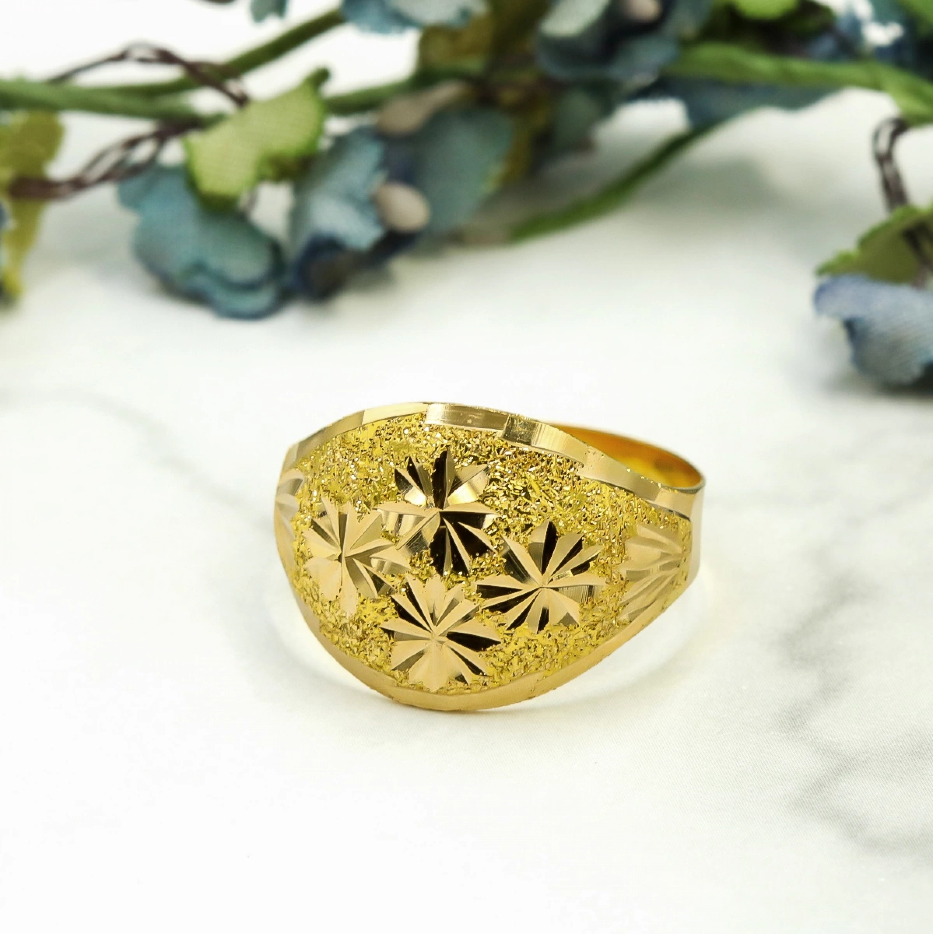 Çiçek Motifli Simli 22 Ayar Altın Yüzük