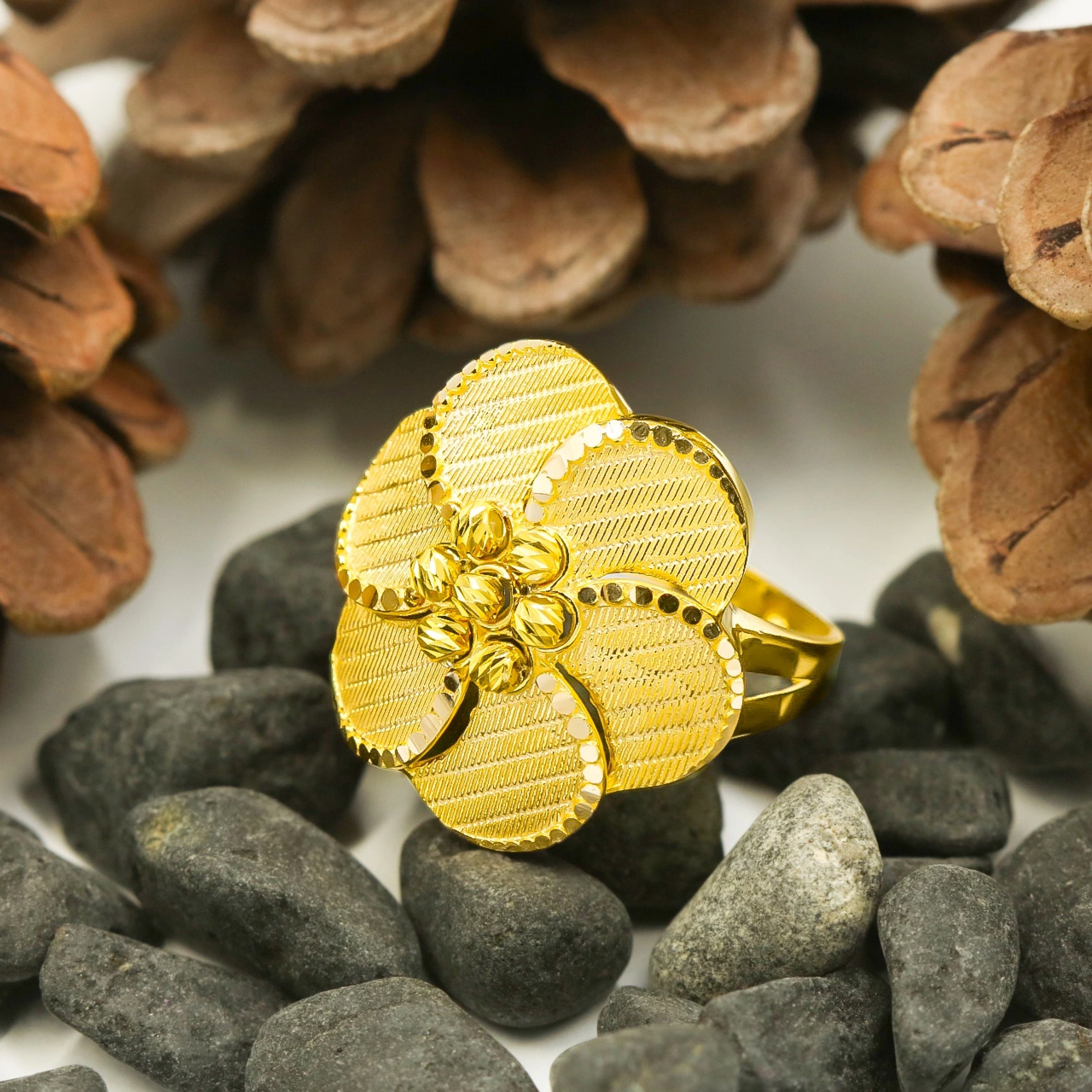 Çiçekli ve Dorikalı 14 Ayar Altın Yüzük