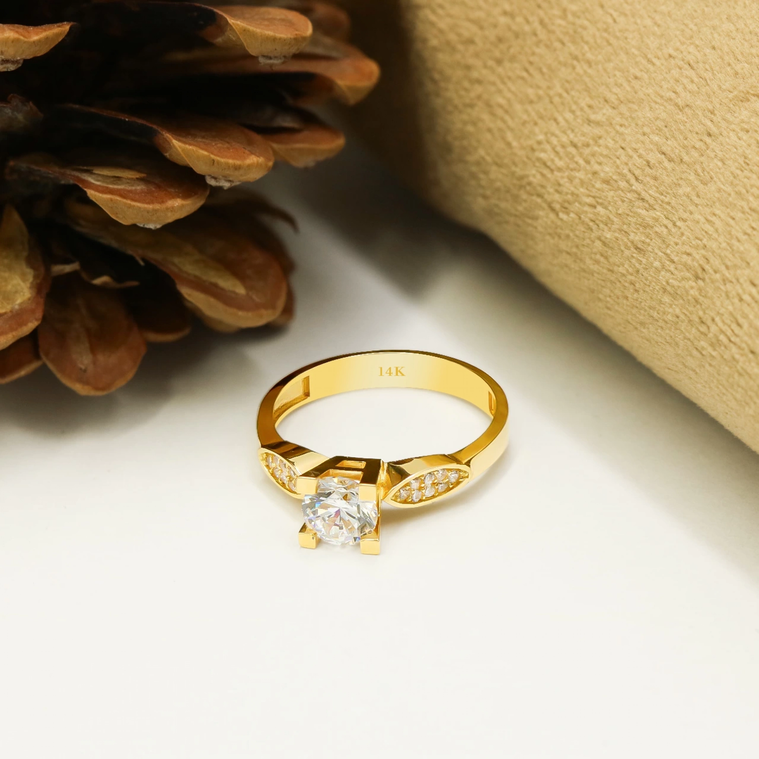 Kare 14 Ayar Tektaş Altın Yüzük