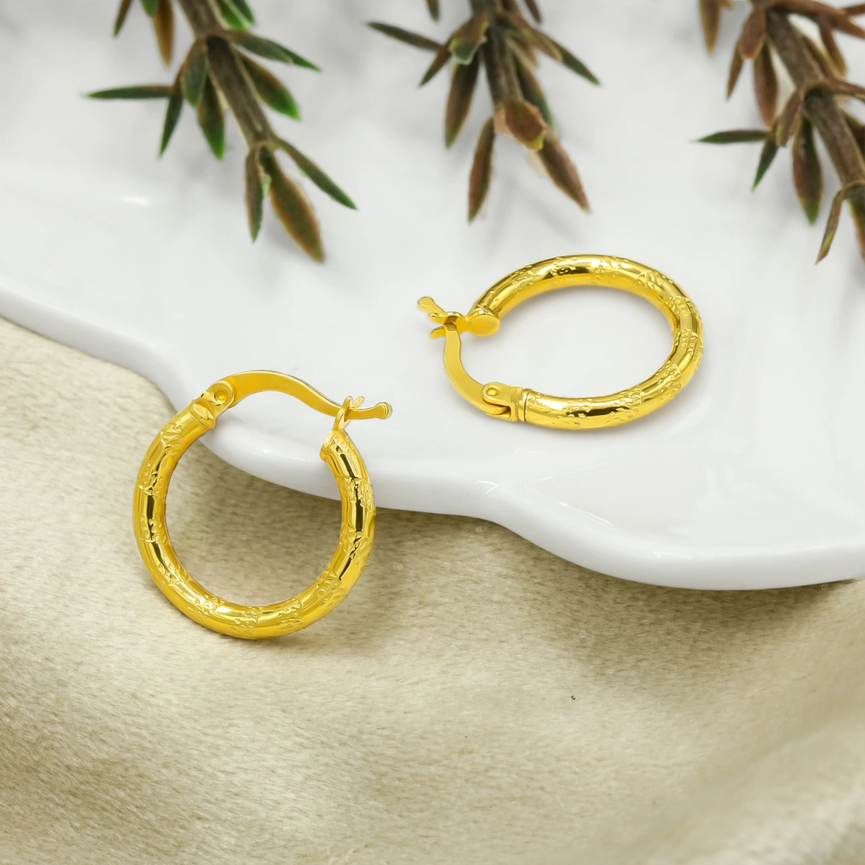 Desenli 8 Ayar Halka Altın Küpe