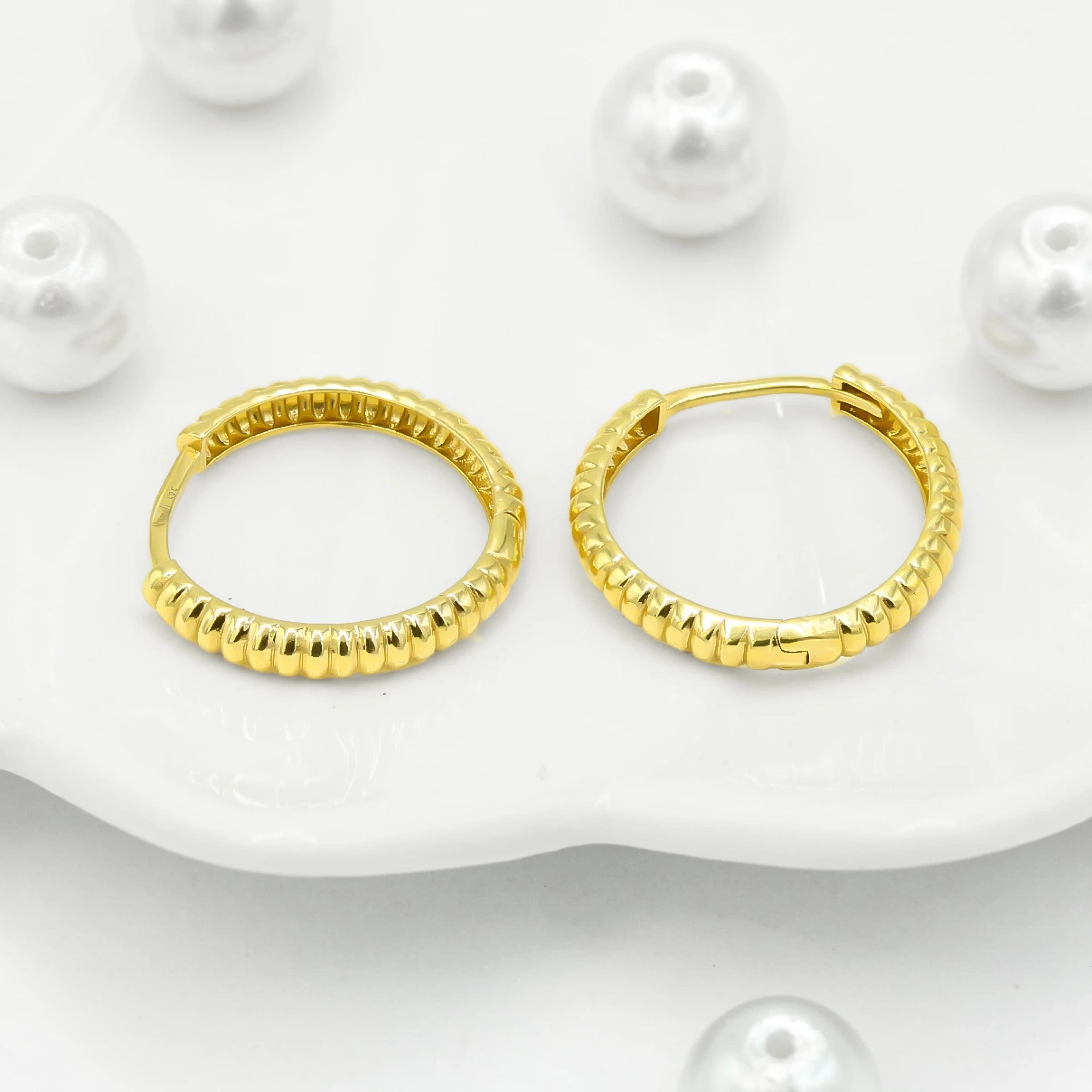 Desenli Halka 14 Ayar Altın Küpe