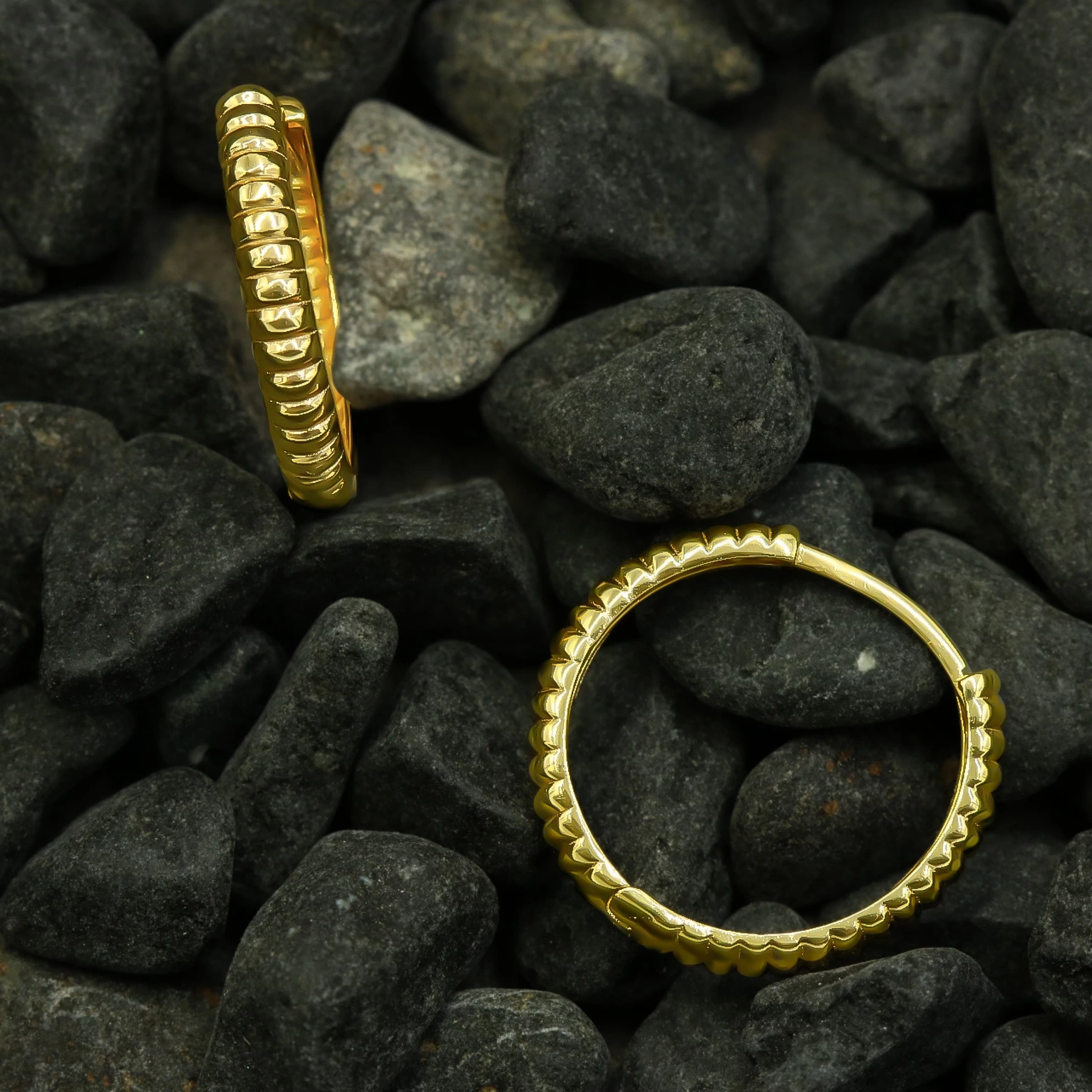 Desenli Halka 14 Ayar Altın Küpe