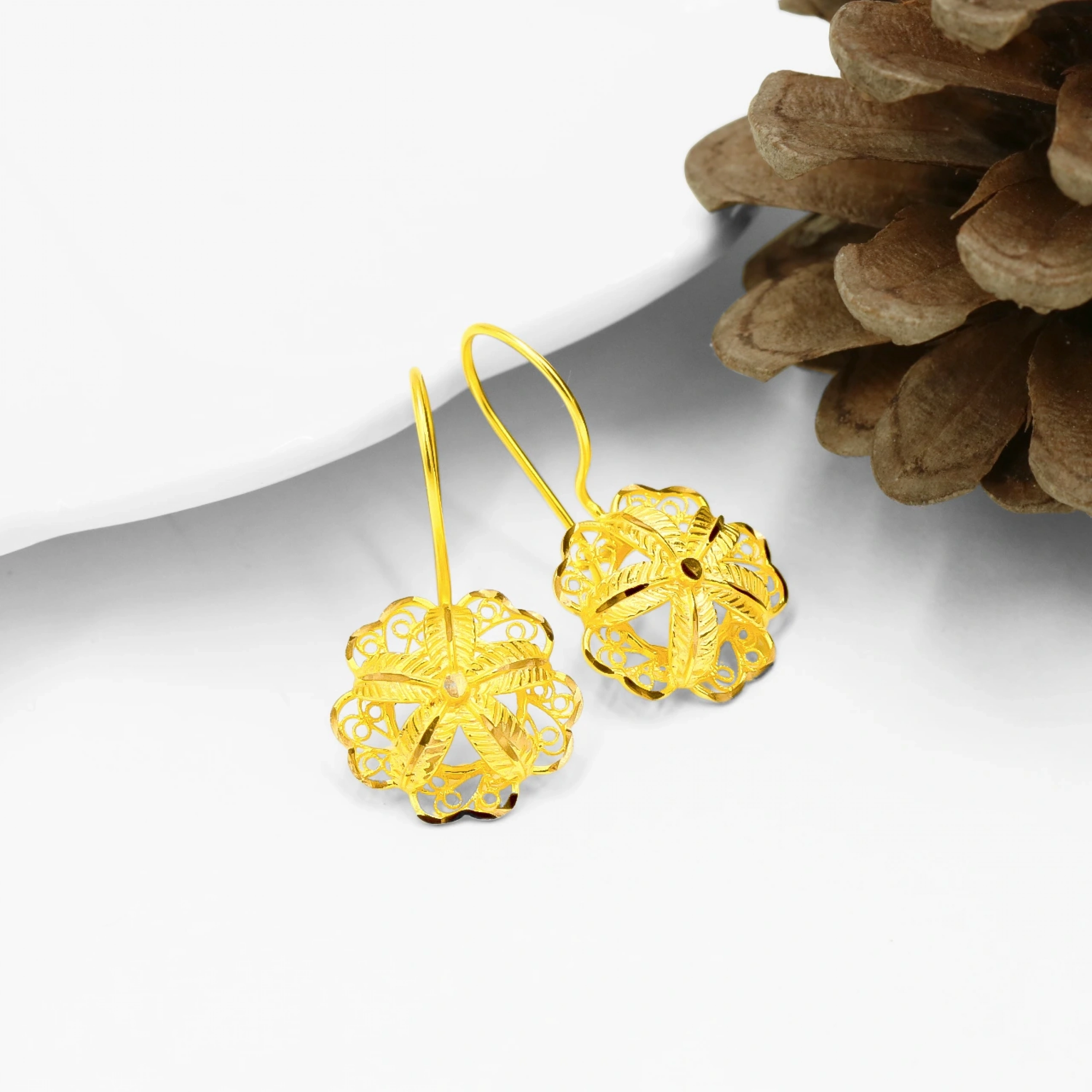 Çiçek Desenli Sallantılı 22 Ayar Altın Küpe