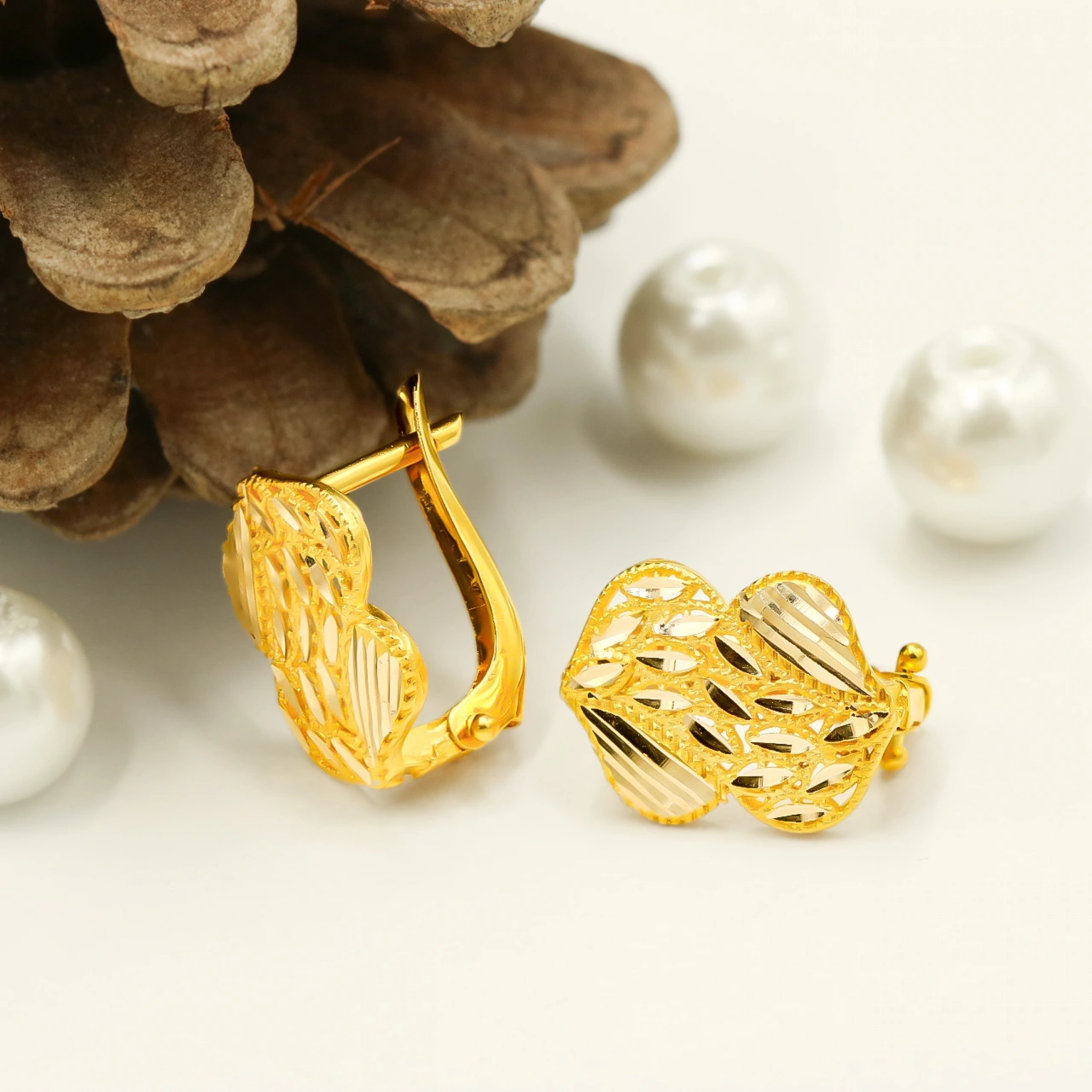 Trend Desenli 14 Ayar Klipsli Altın Küpe