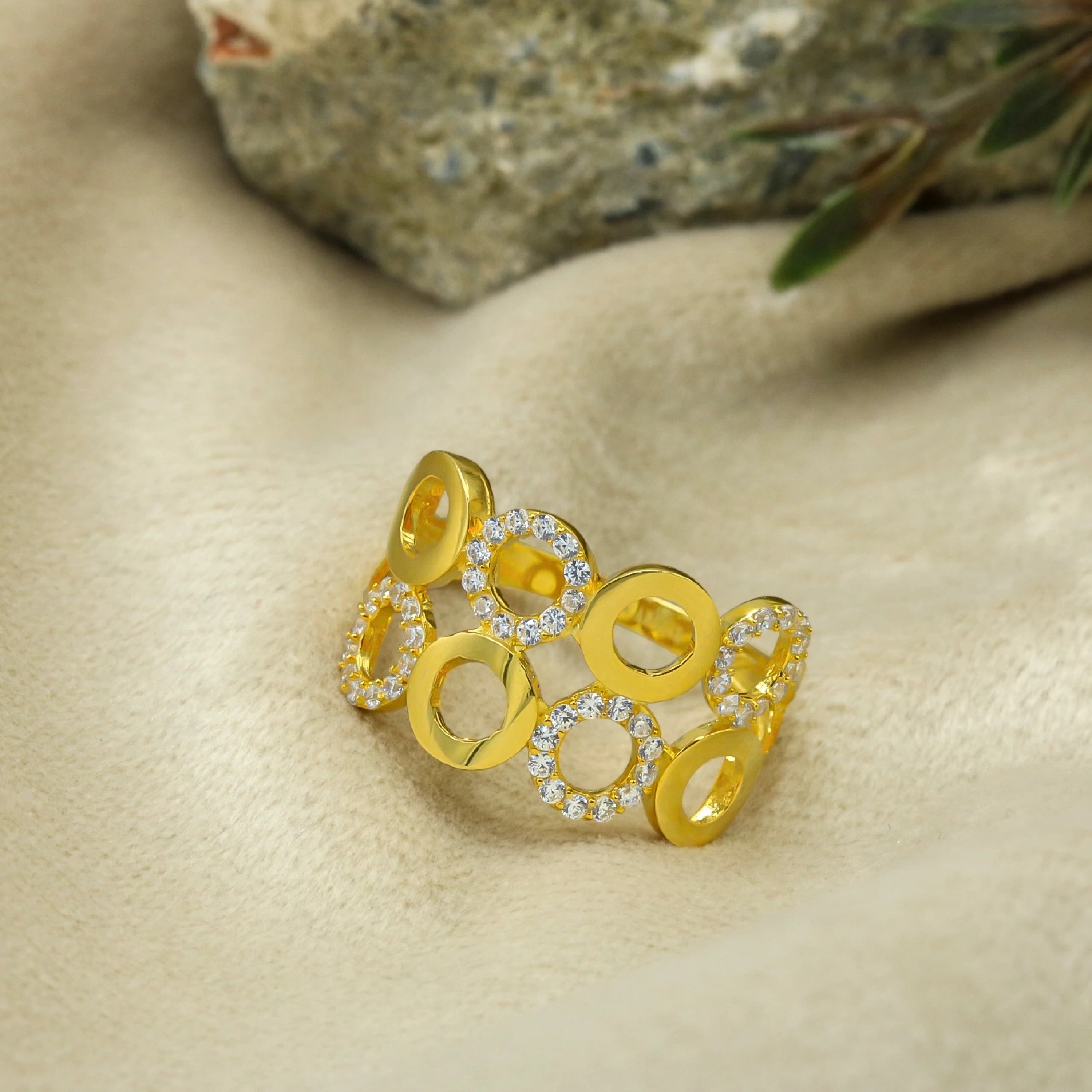 Halka Figürlü 14 Ayar Altın Yüzük