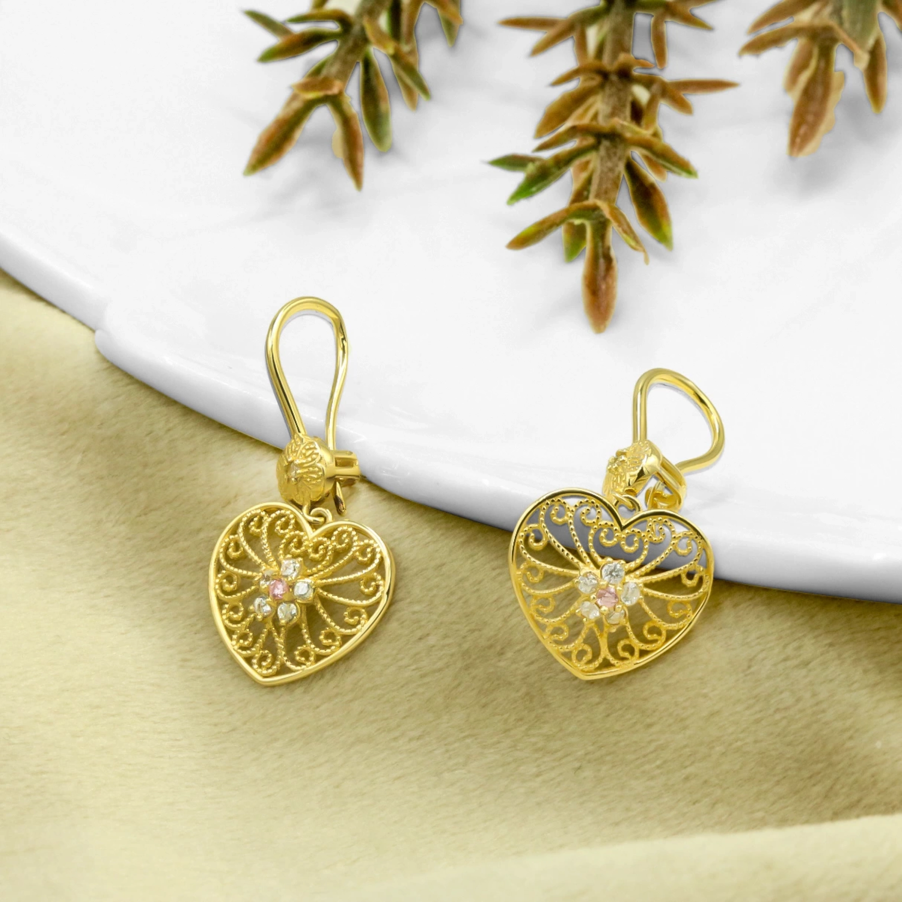 Kalp Motifli 14 Ayar Sallantılı Altın Küpe