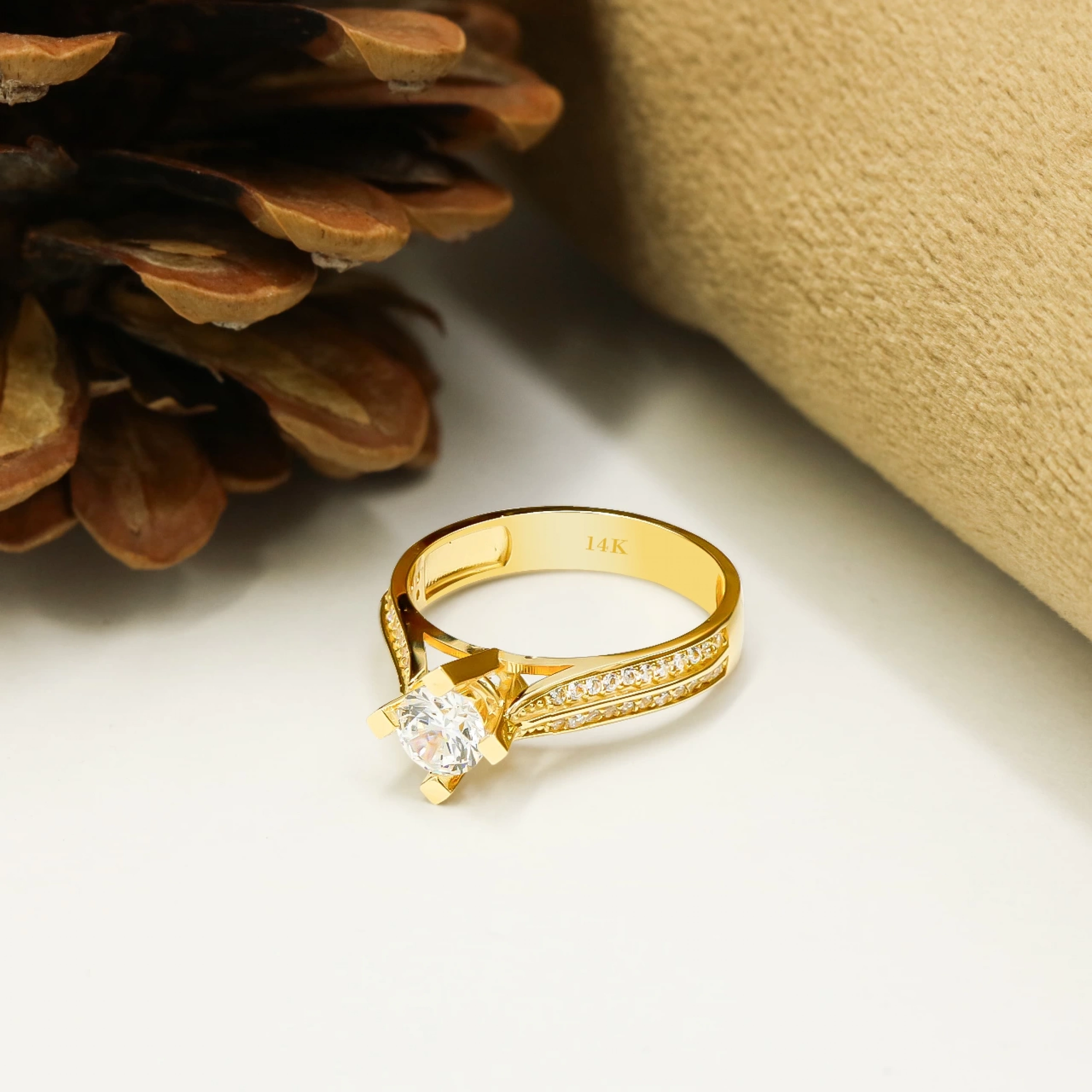 Çift Sıra Taşlı 14 Ayar Tektaş Altın Yüzük