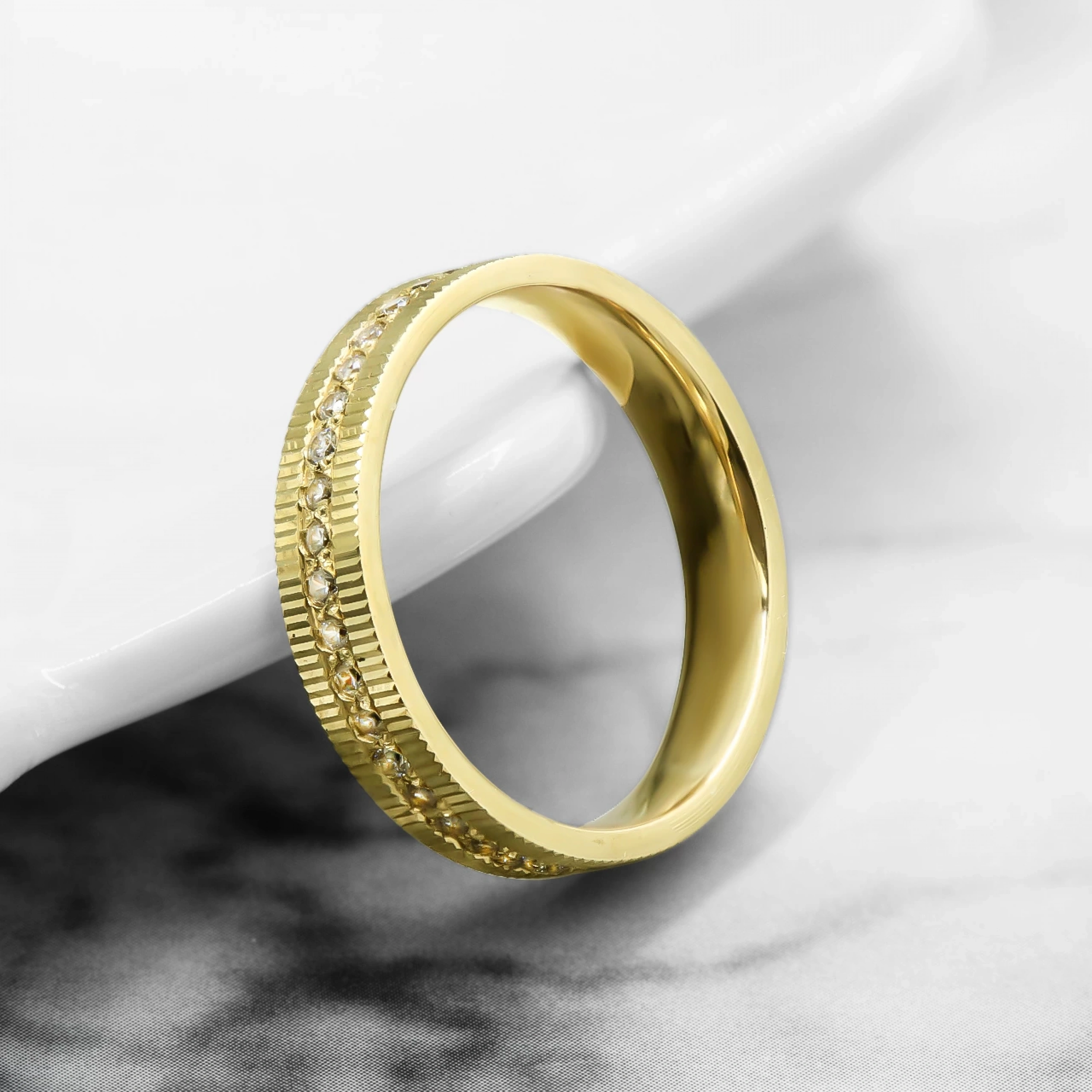 Ortası Sıra Taşlı Klasik 14 Ayar Altın Alyans