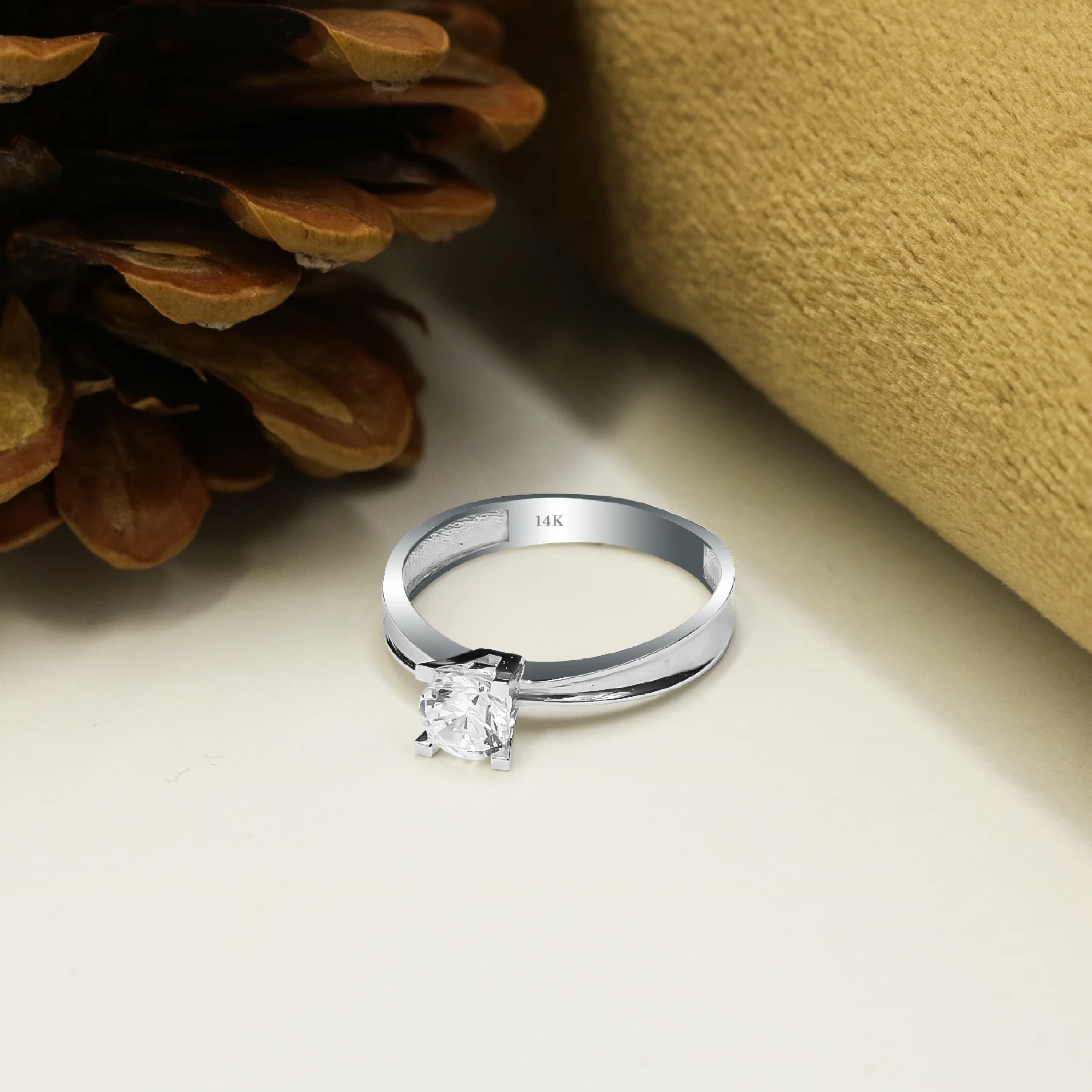 Şık Tasarım Beyaz 14 Ayar Tektaş Altın Yüzük