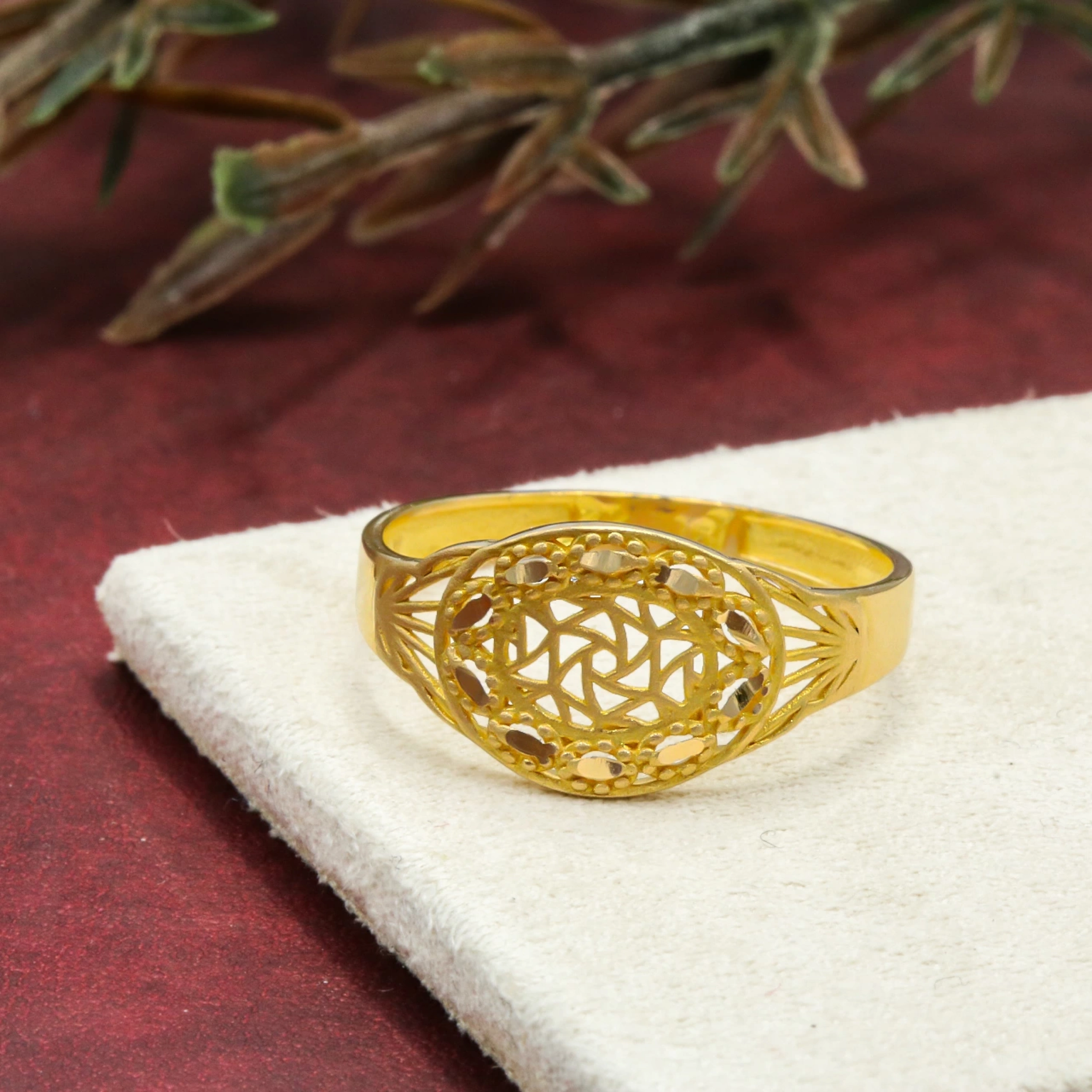 Pul Desenli 22 Ayar Altın Yüzük