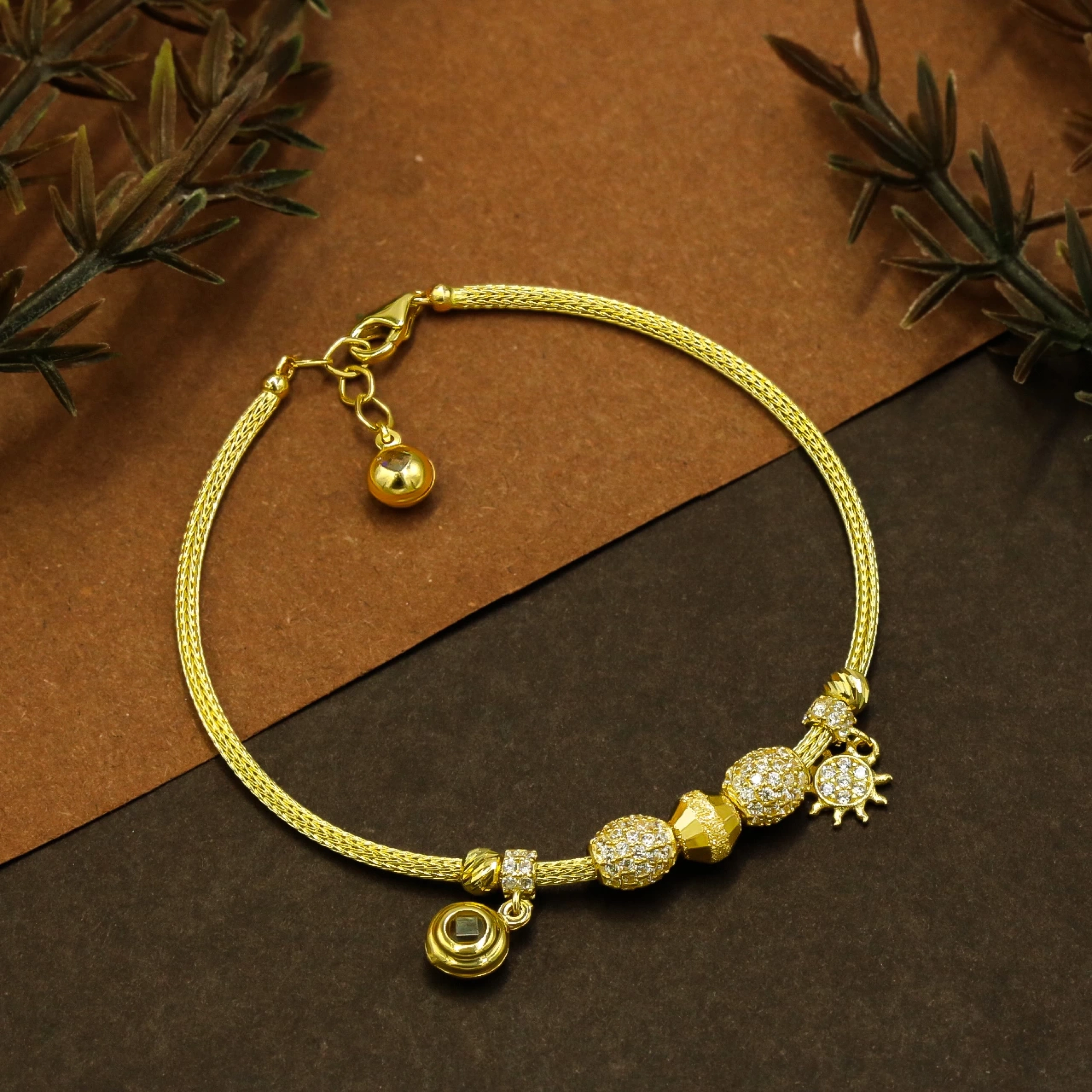 Sallantılı Charm 14 Ayar Altın Bileklik