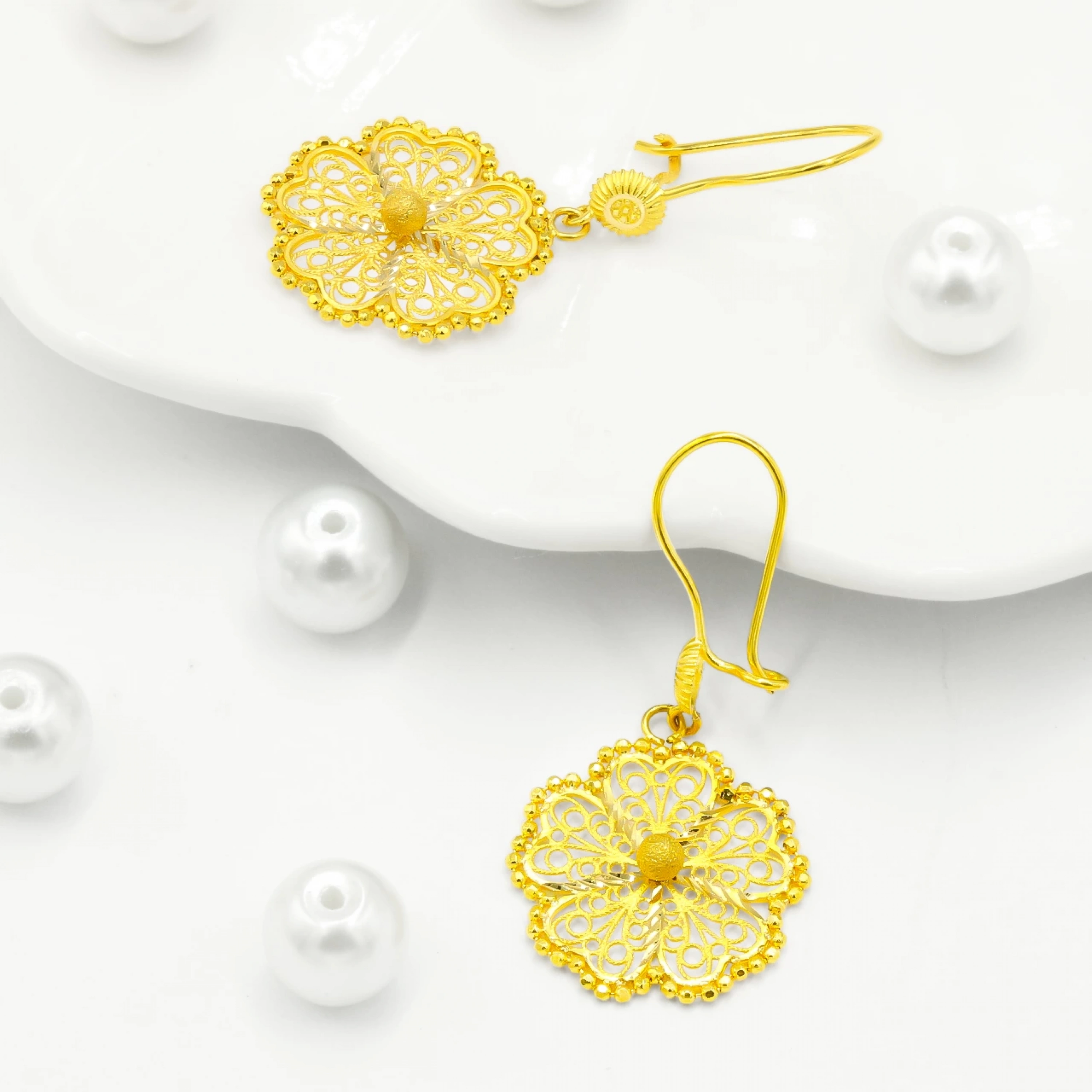 İşlemeli Sallantılı Yonca 14 Ayar Altın Küpe