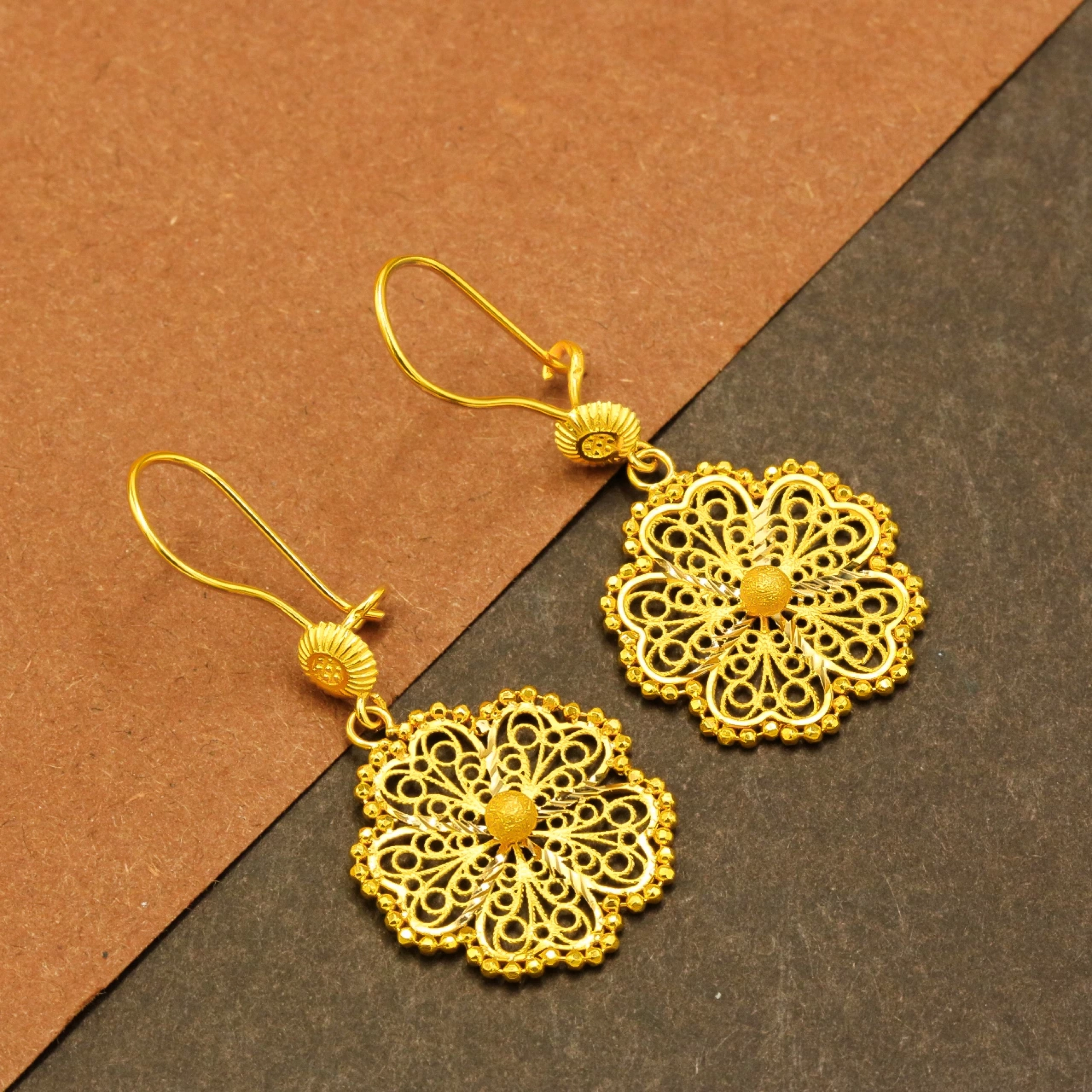 İşlemeli Sallantılı Yonca 14 Ayar Altın Küpe