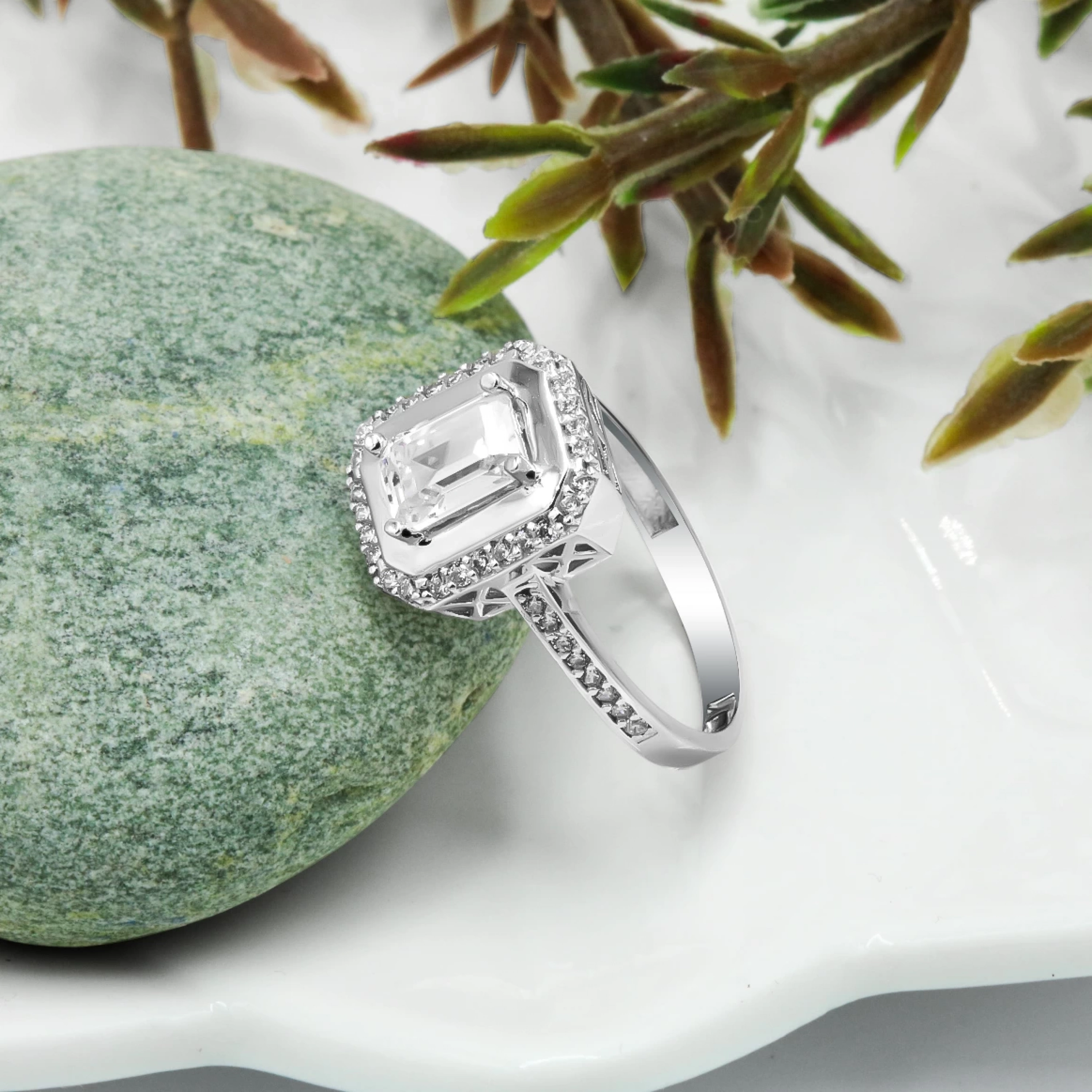 Sıralı Taşlı 14 Ayar Altın Baget Yüzük