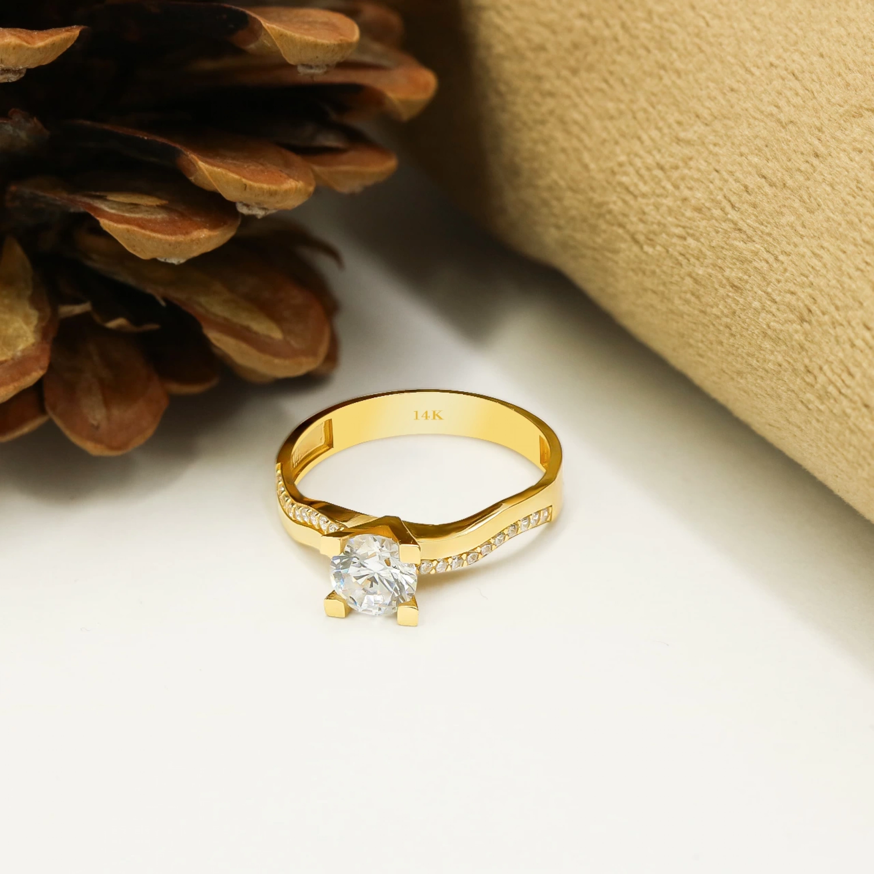 Dalgalı 14 Ayar Tektaş Altın Yüzük